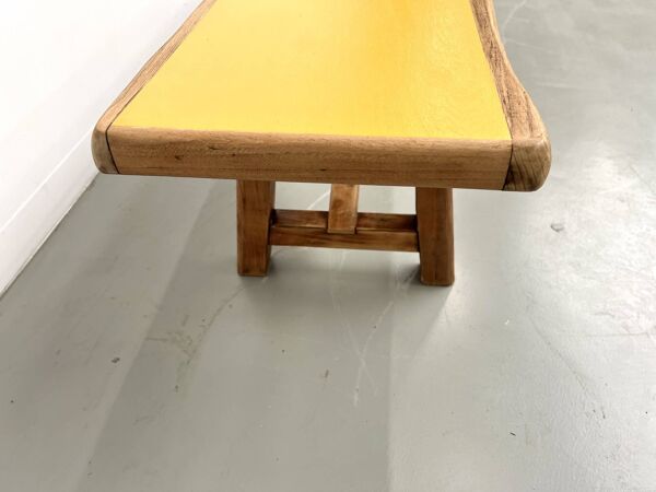 Banc brutaliste, assise jaune ''pop