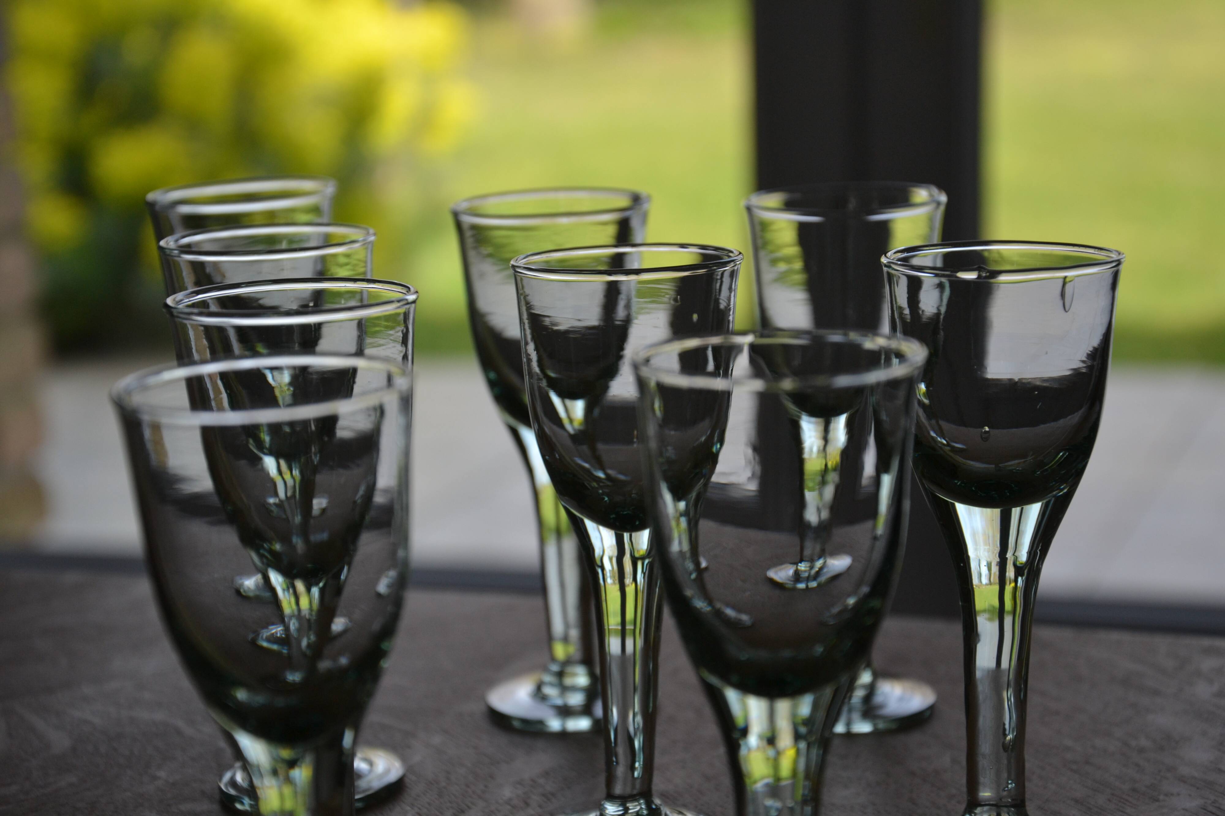 9 small stemmed sparkling glasses H 13 cm