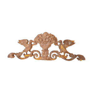 Fronton en fonte avec des oiseaux