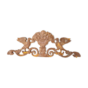 Fronton en fonte avec des oiseaux