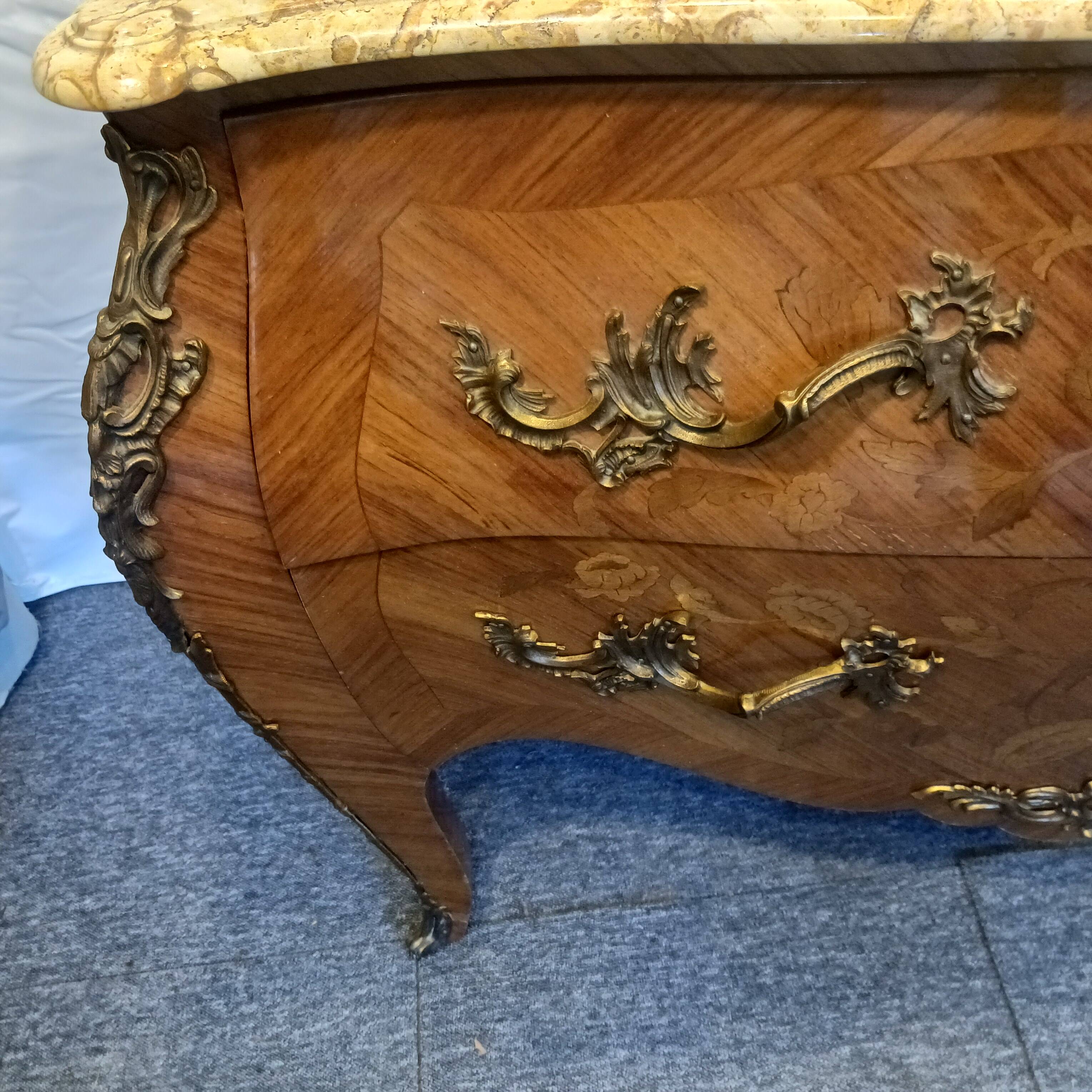 Commode style Louis XV