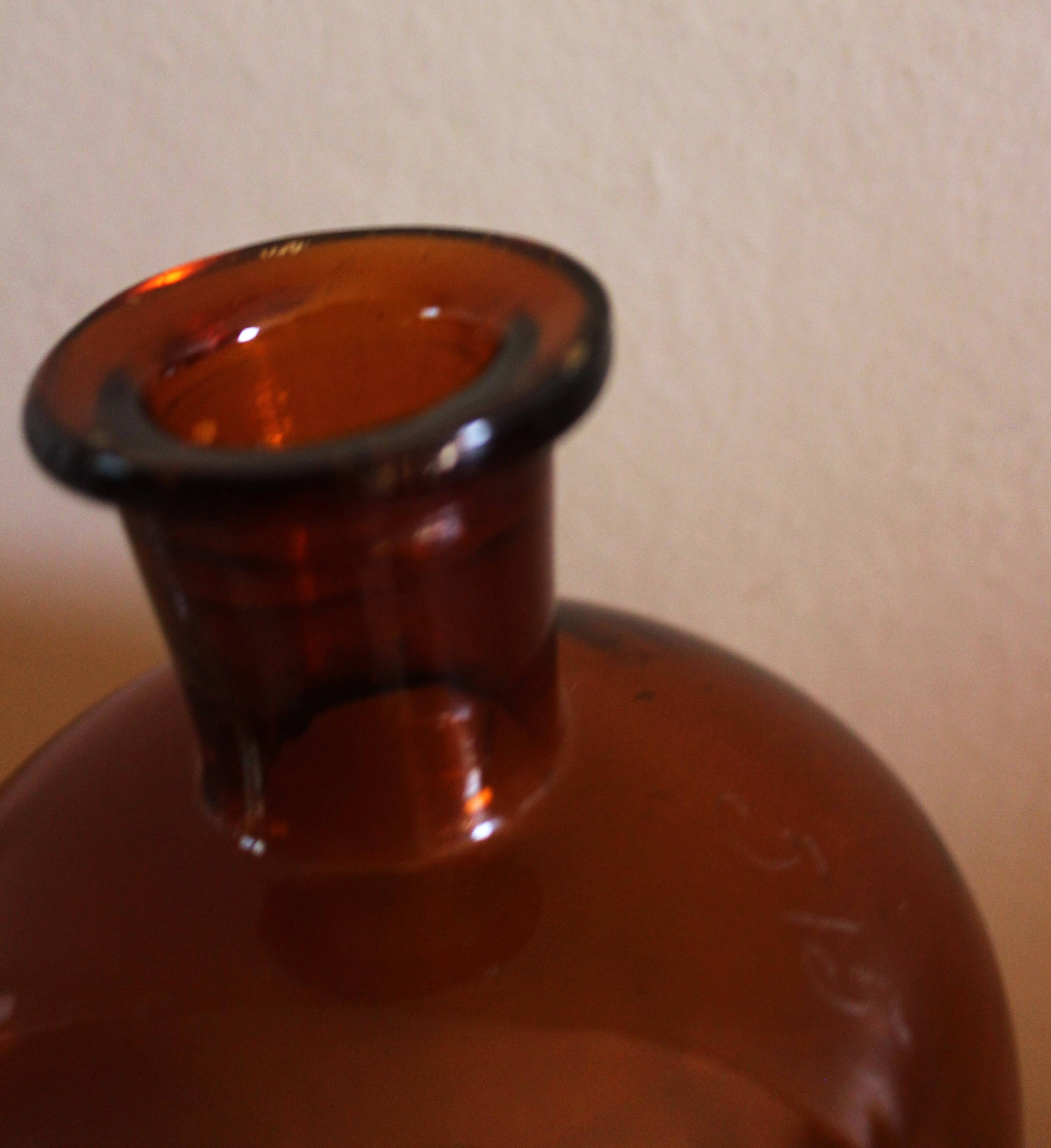 Vase en verre ambré flacon vintage