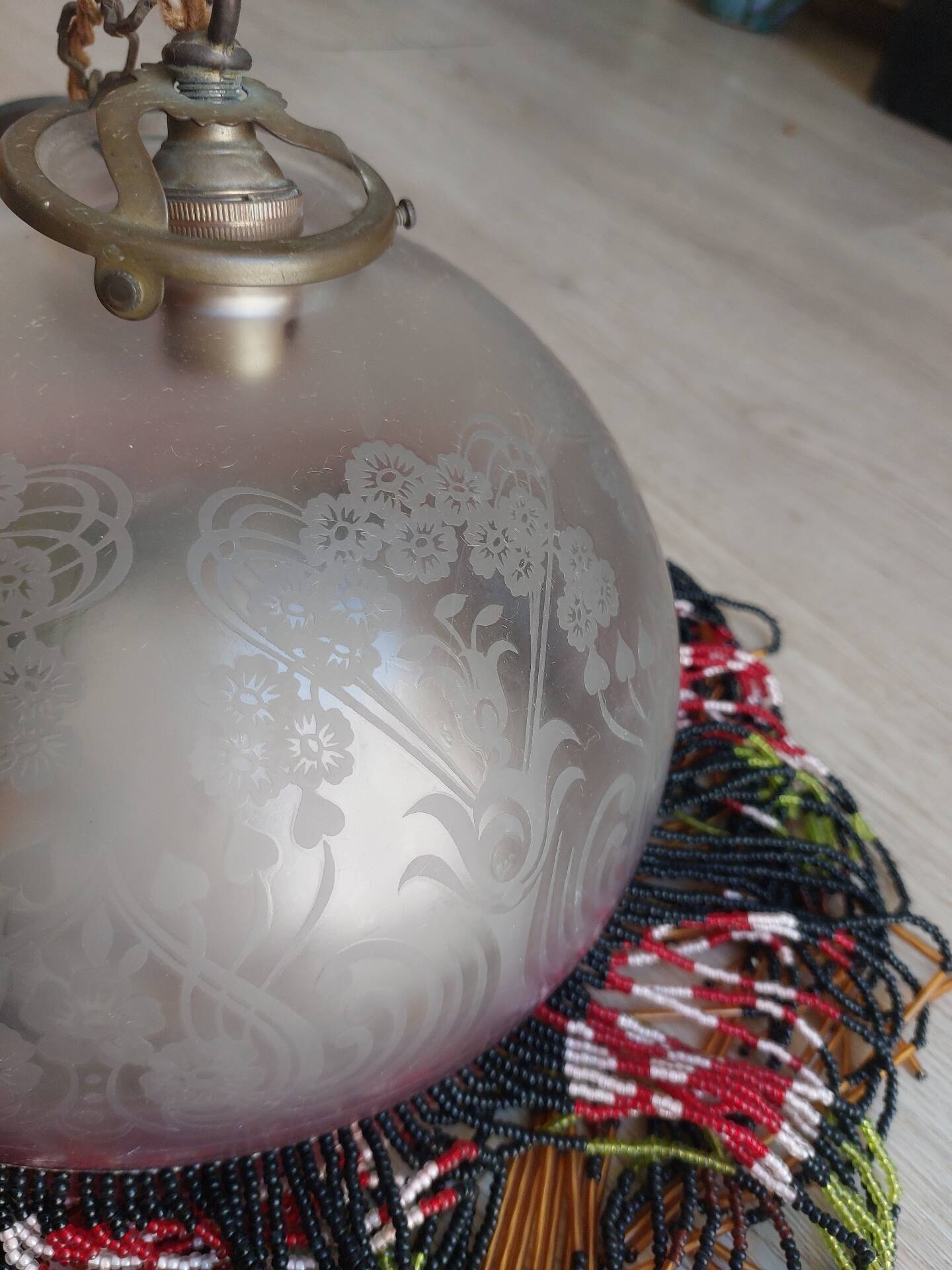Suspension ancienne globe verre gravé rose frange perles rocaille Art