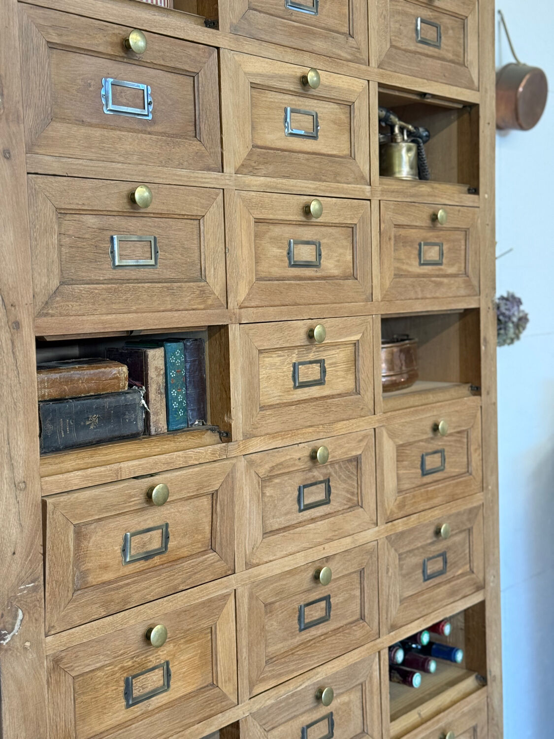 Notary cabinet with drawers