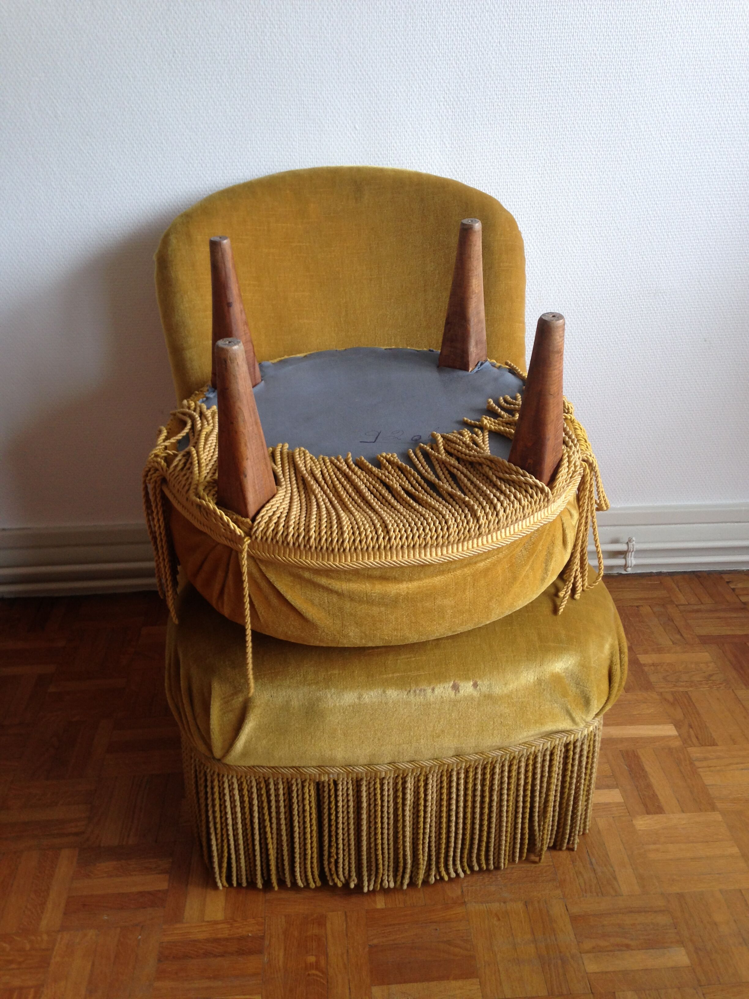 Fauteuil crapaud et pouf velours jaune