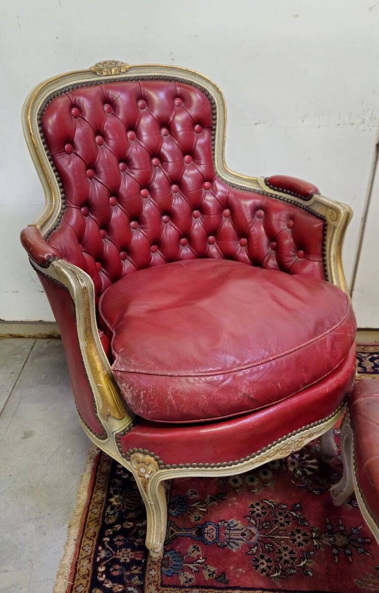 Paire de bergères et repose-pieds style Louis XV en bois sculpté laqué et doré