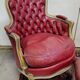 Paire de bergères et repose-pieds style Louis XV en bois sculpté laqué et doré