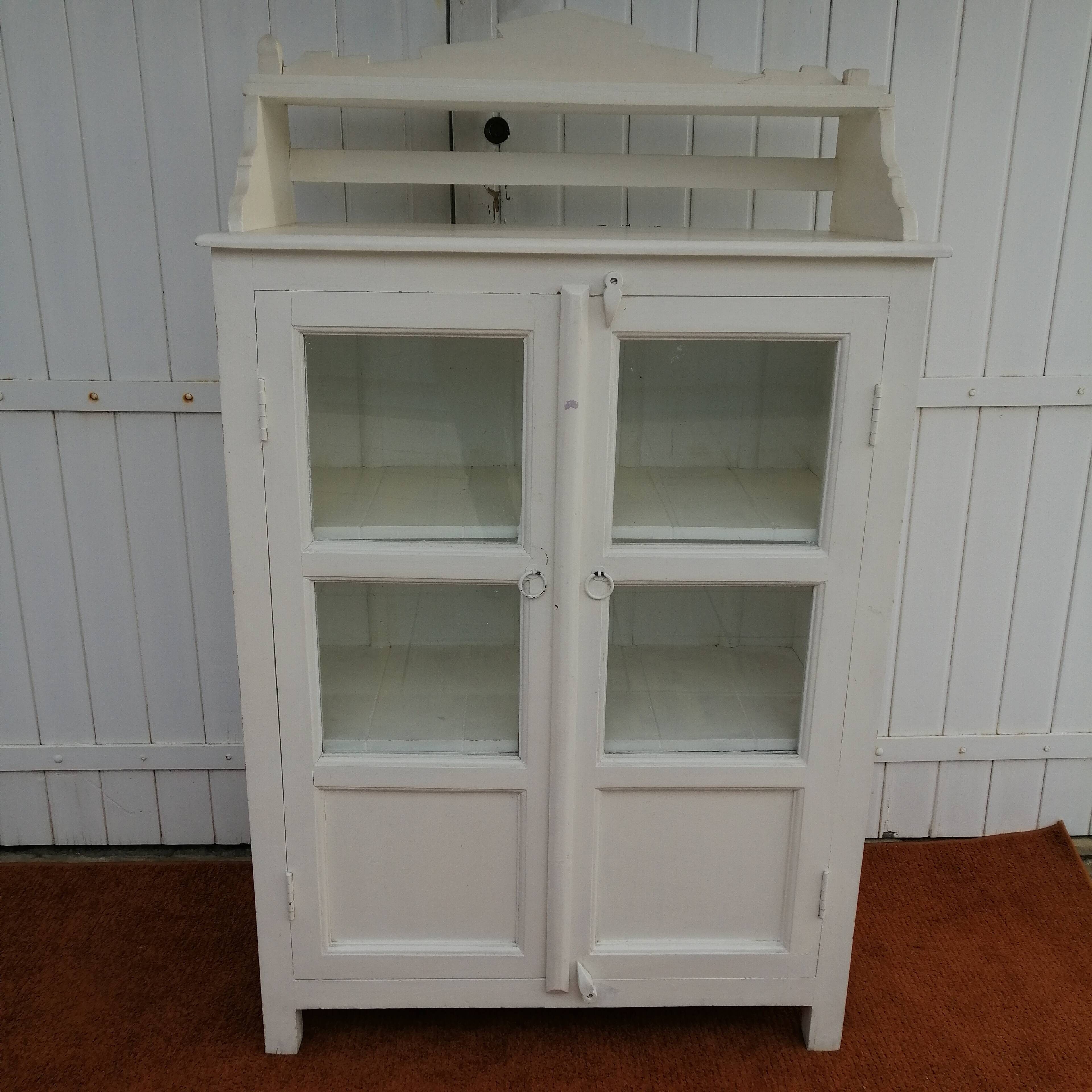 Small dresser/wardrobe