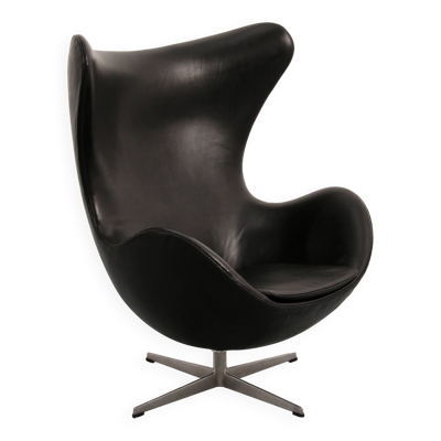 Fauteuil Egg – Arne Jacobsen, Danemark, 1960 – Cuir noir par Fritz Hansen