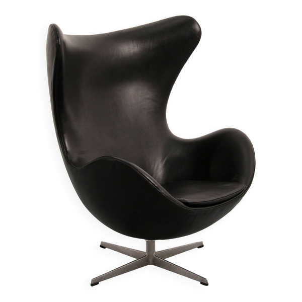 Fauteuil Egg – Arne Jacobsen, Danemark, 1960 – Cuir noir par Fritz Hansen