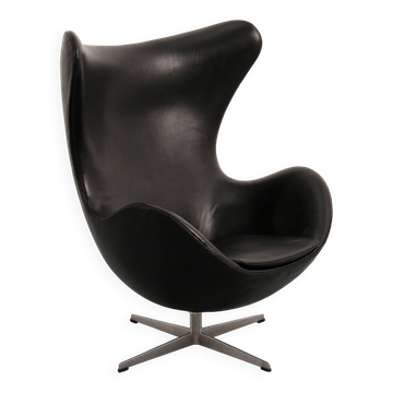 Fauteuil Egg – Arne Jacobsen, Danemark, 1960 – Cuir noir par Fritz Hansen
