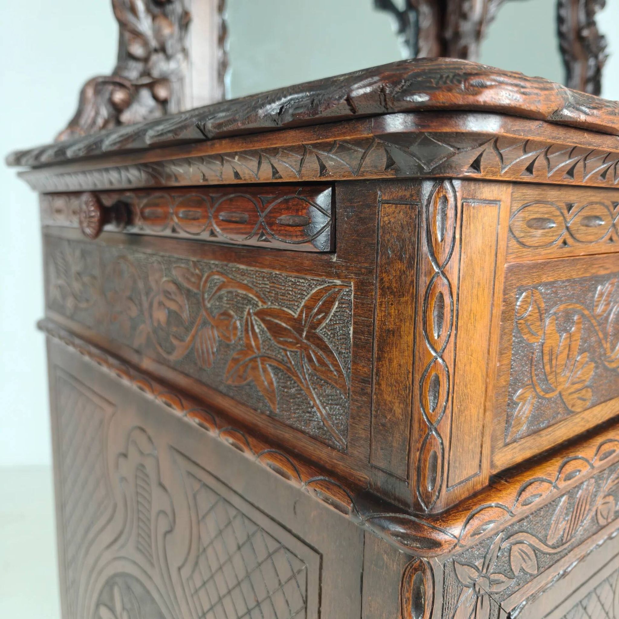 Buffet cabinet Horrix avec miroir – Style Forêt Noire, par Horrix