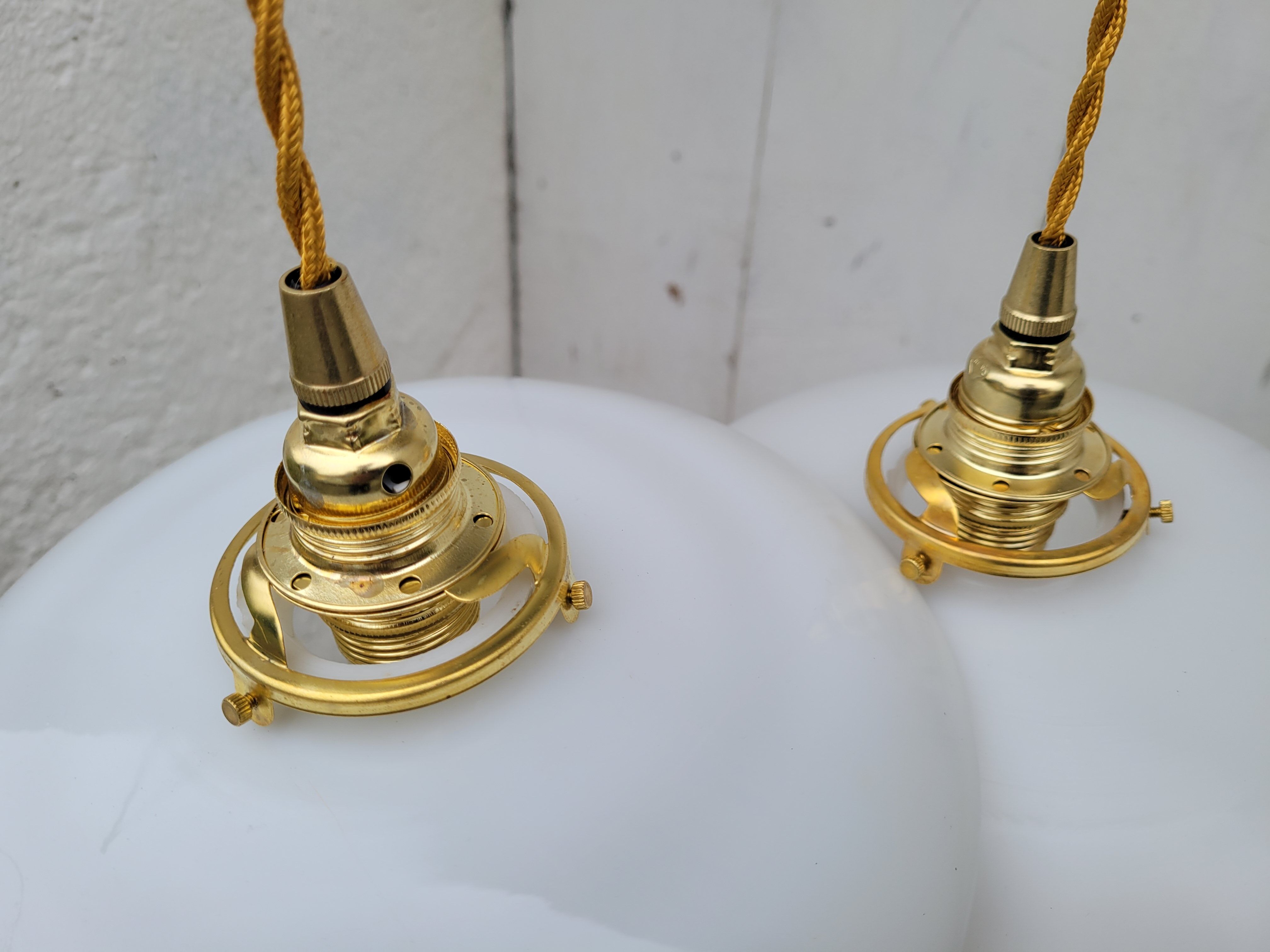 Duo of suspensions in white opaline