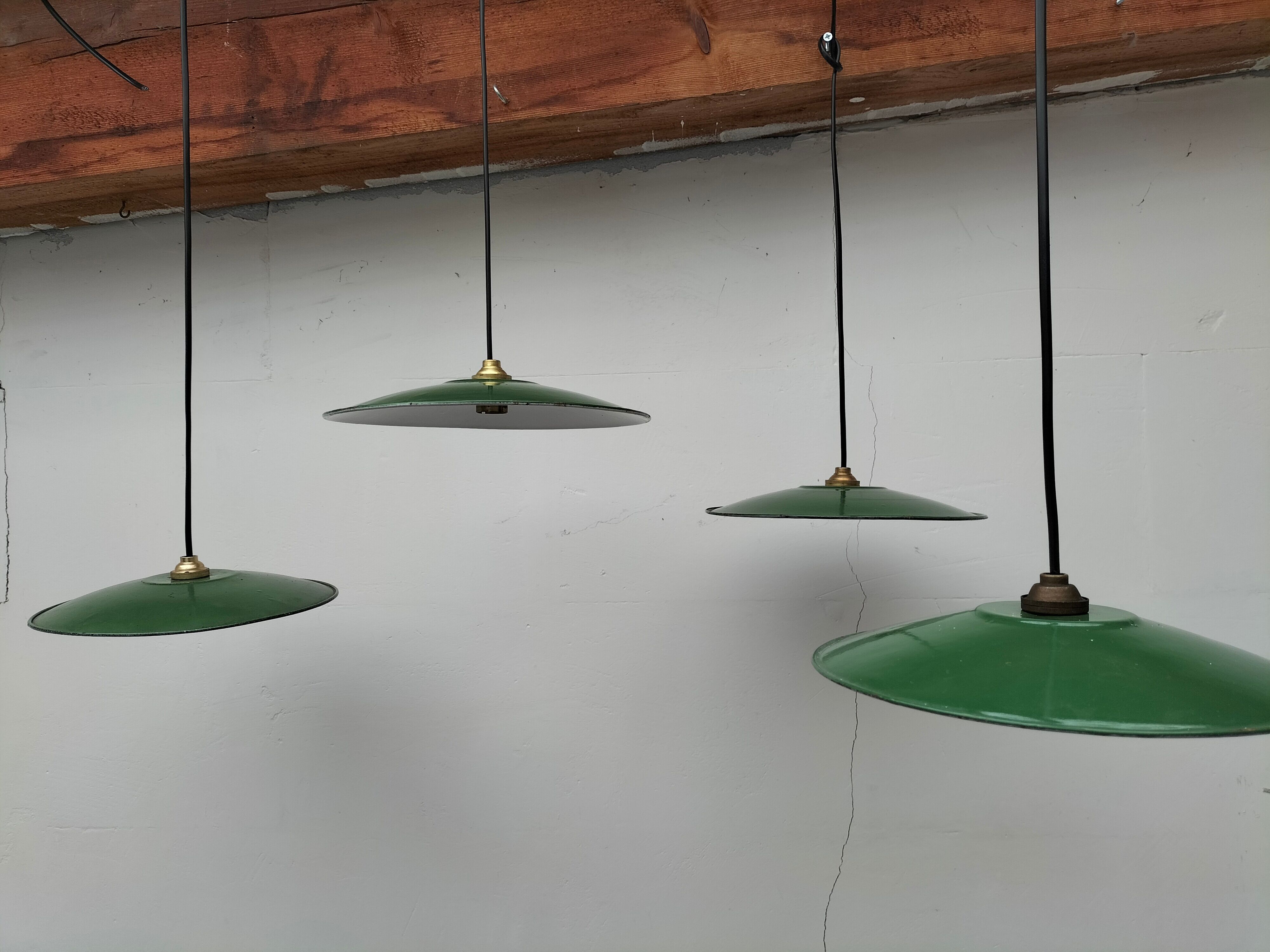 Lot de 4 lampes en tôle émaillée