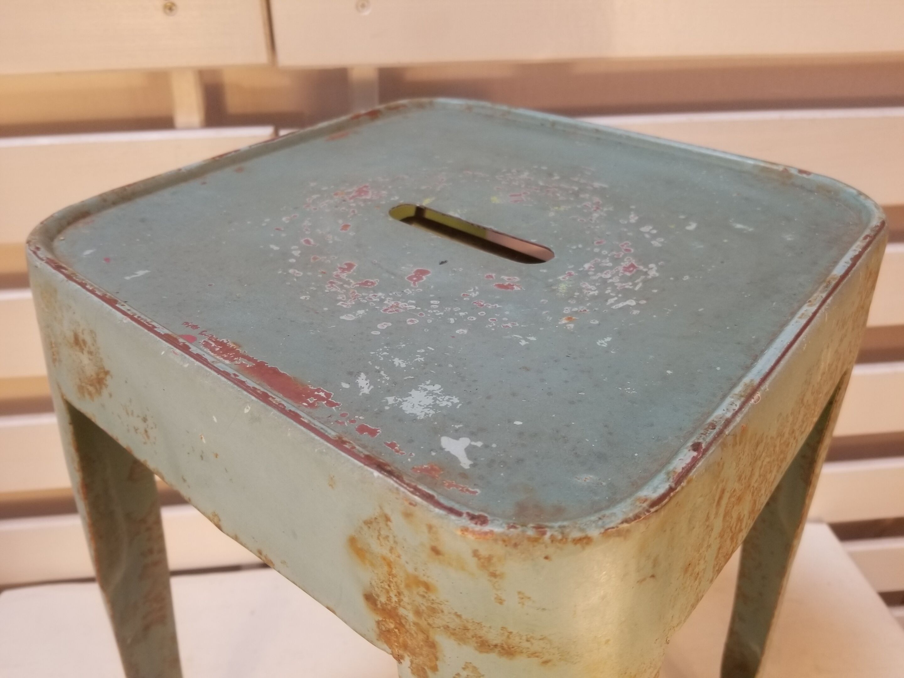 Tabouret vintage industriel en tôle