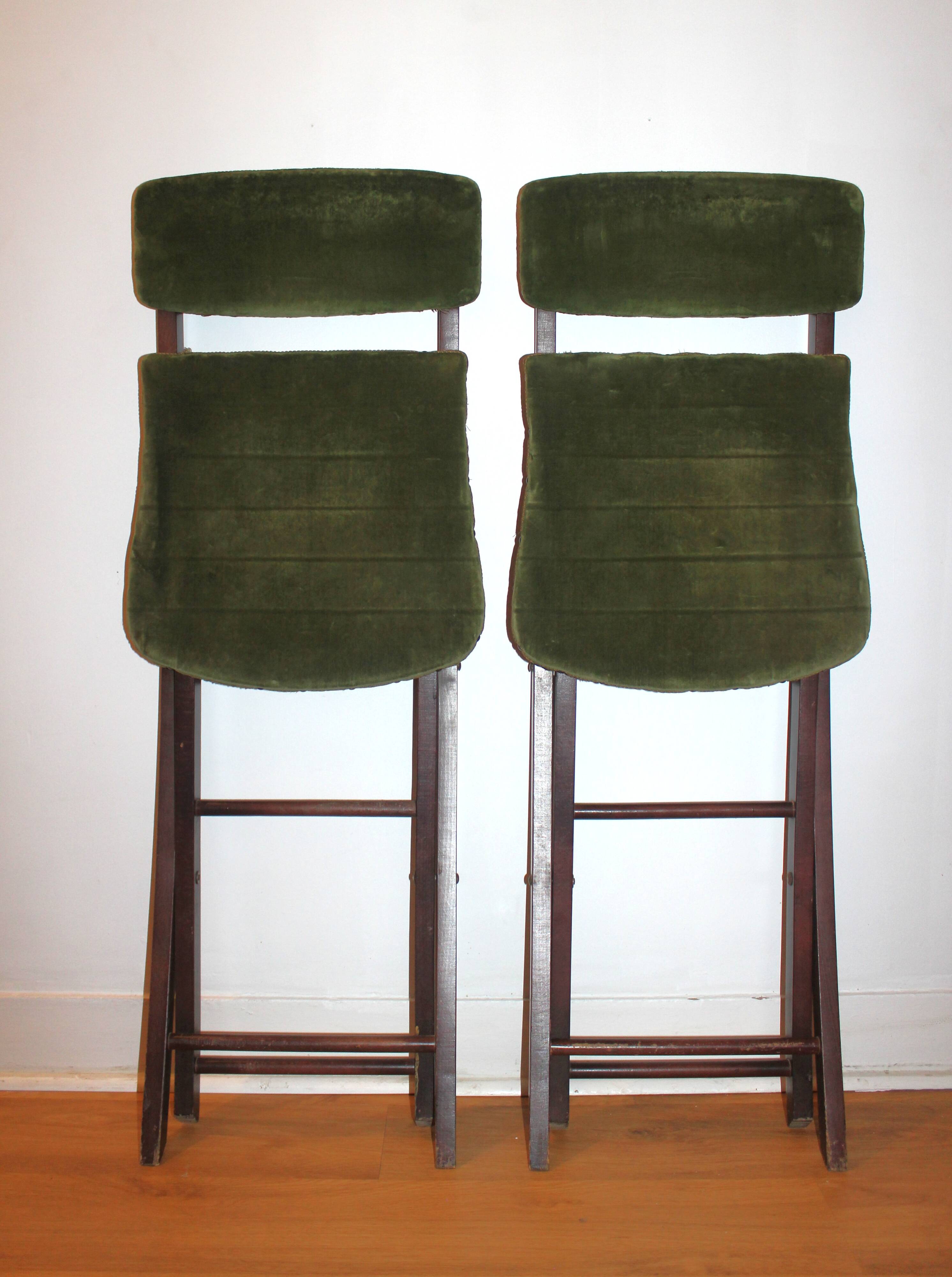 Set of 2 vintage folding chairs