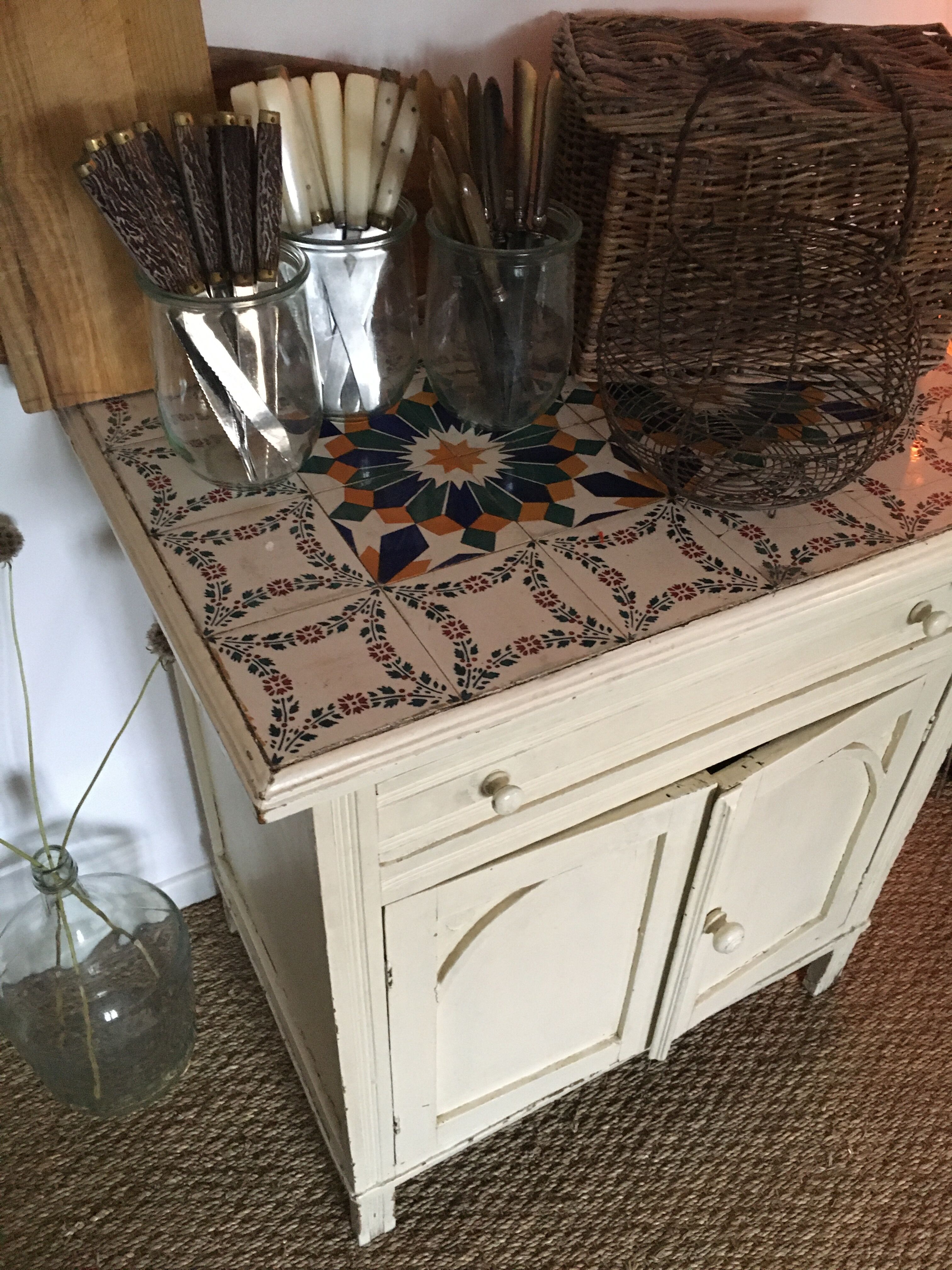 Small tiled buffet
