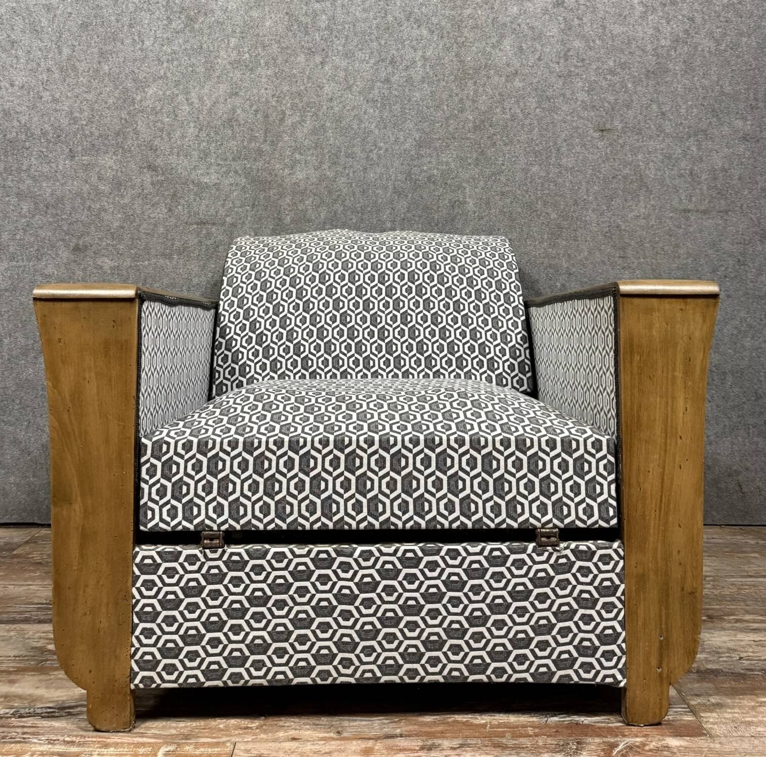 tulip armchair convertible into a bed, Art Deco period, light wood