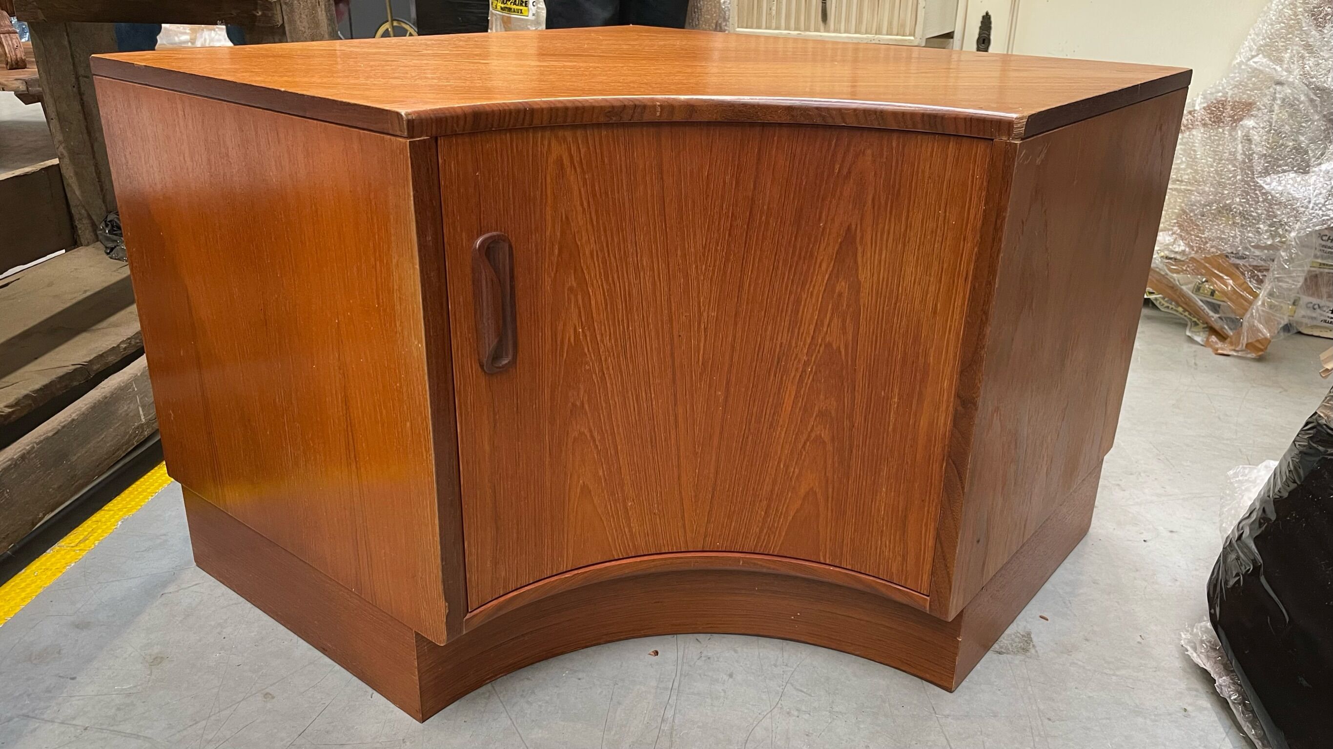 Corner cabinet