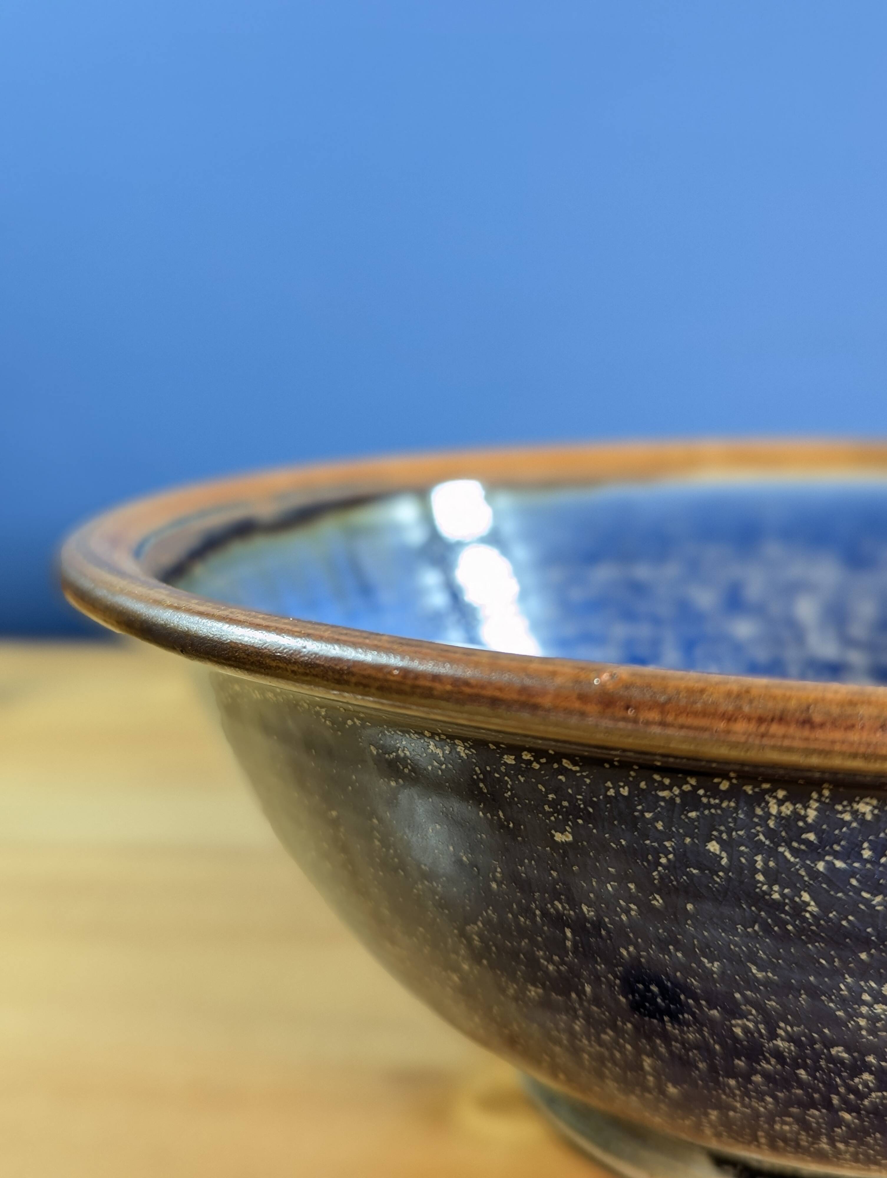 Grand Bol en Grès émaillé vernissé bleu marron signé diamètre 25cm