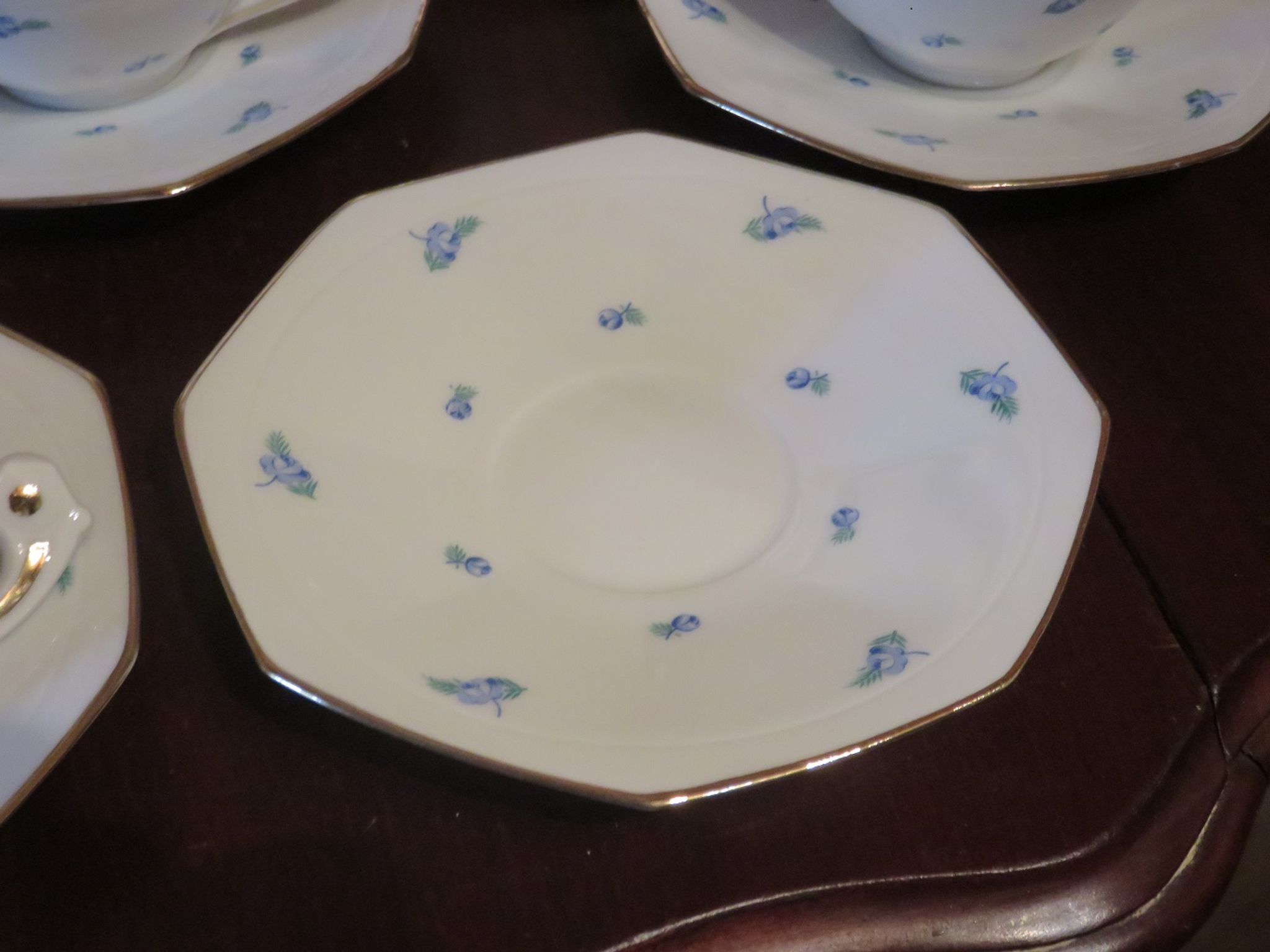 Suite de 10 tasses et sous-tasses art déco