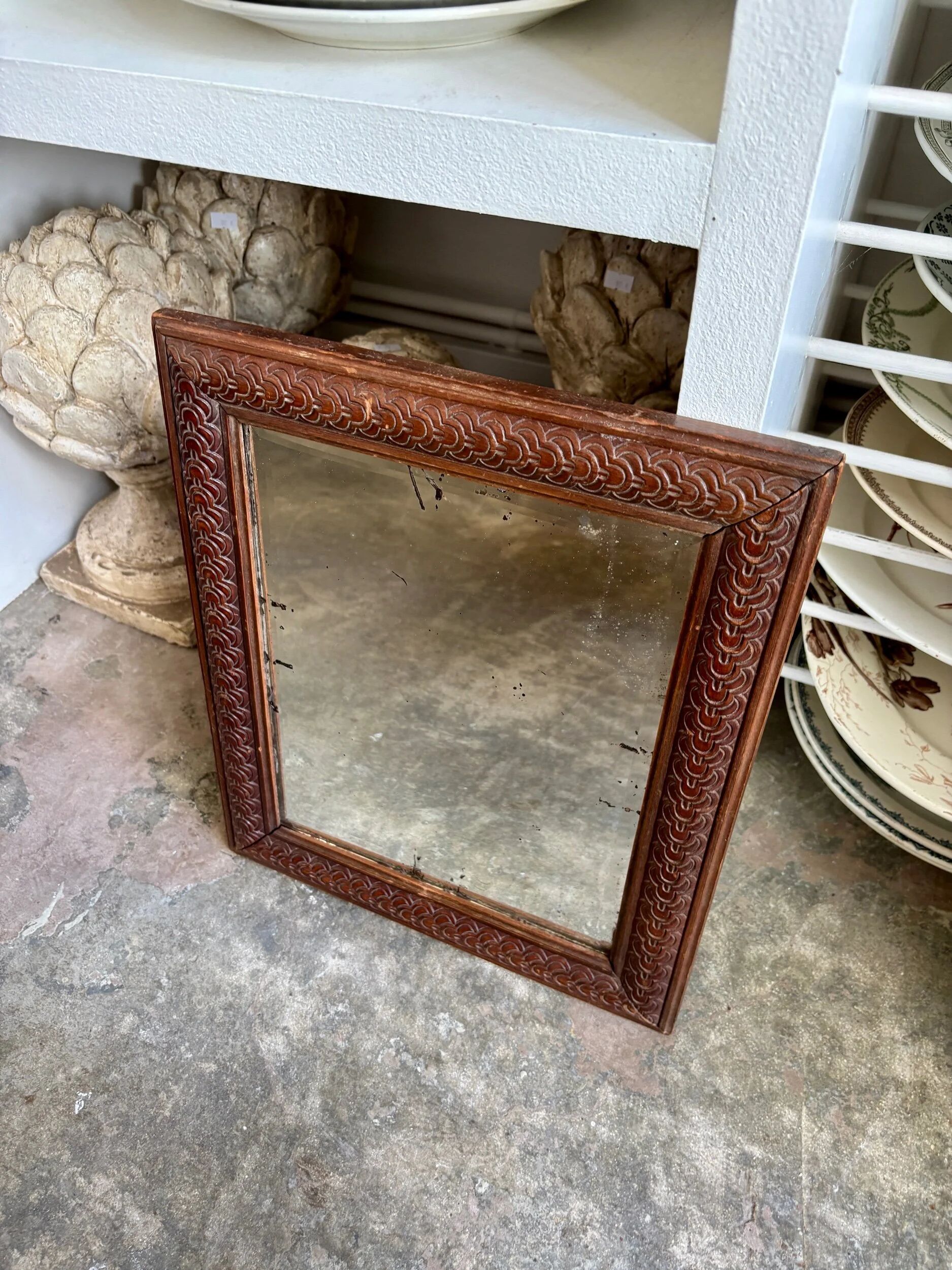 Miroir biseauté en bois mouluré 39 x 33 cm