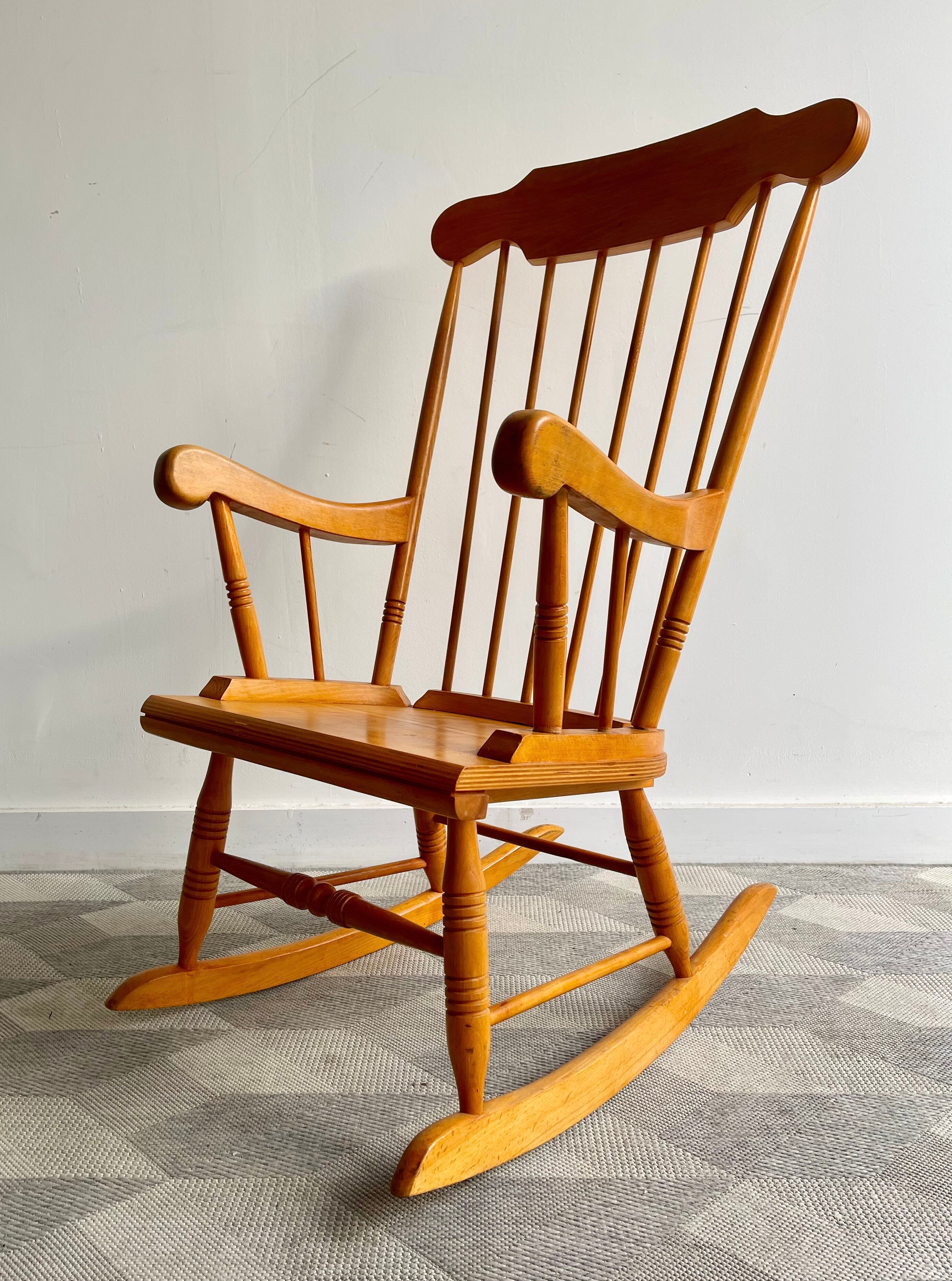 Rocking-chair en bois vintage