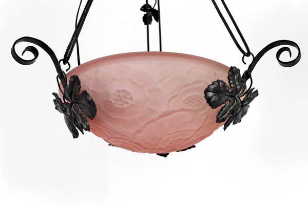 Suspension en fer forgé, vasque rose à décor floral, Art Deco, Circa 1930
