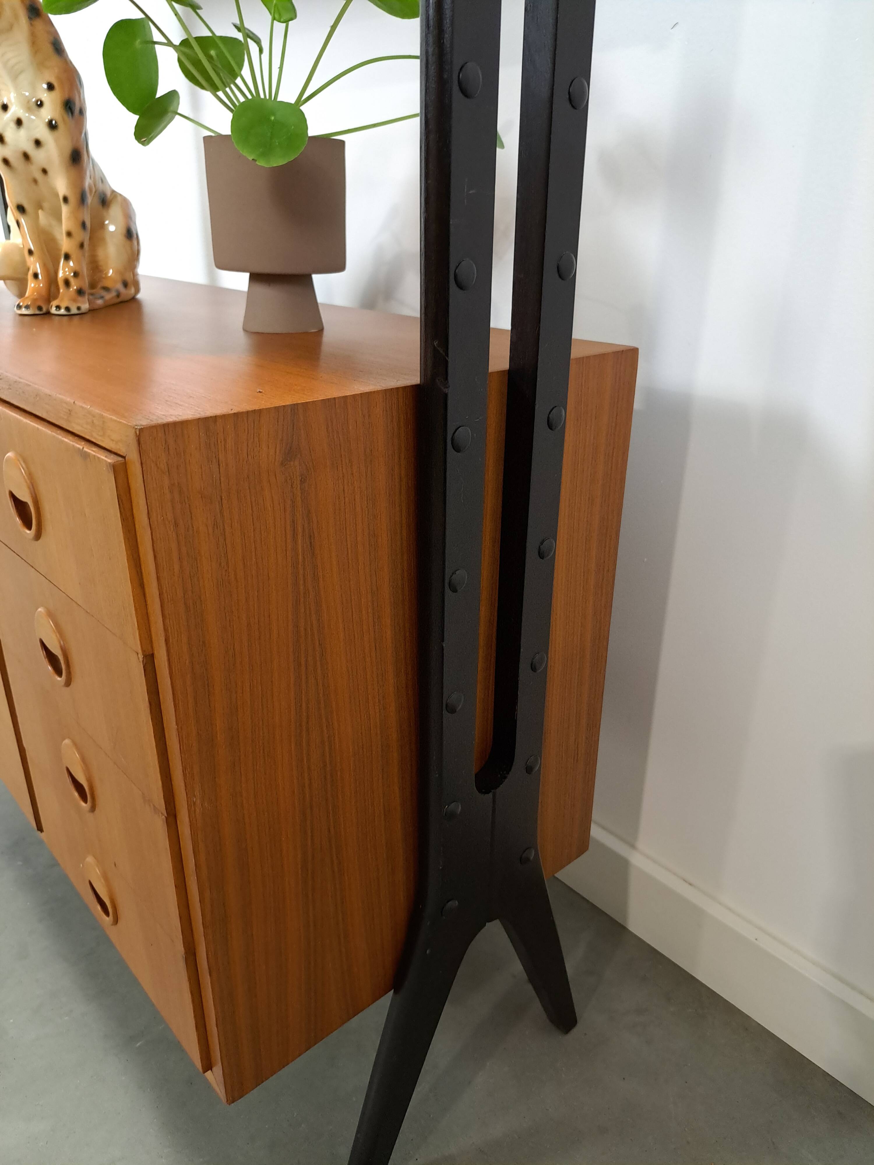 Armoire design en teck Musterring avec pieds noirs