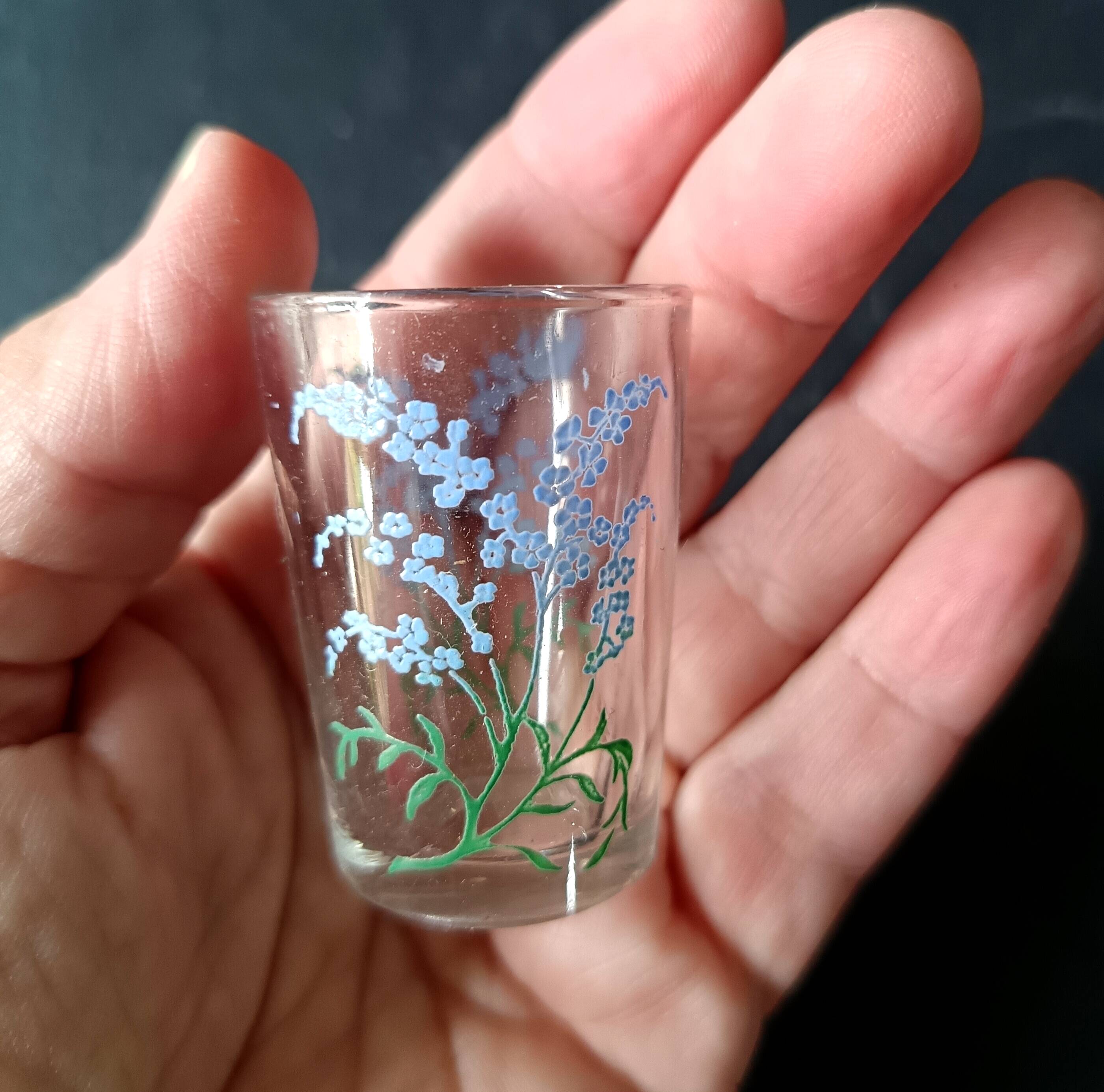 9 small vintage silkscreened blue flower pattern glasses from 1940/50