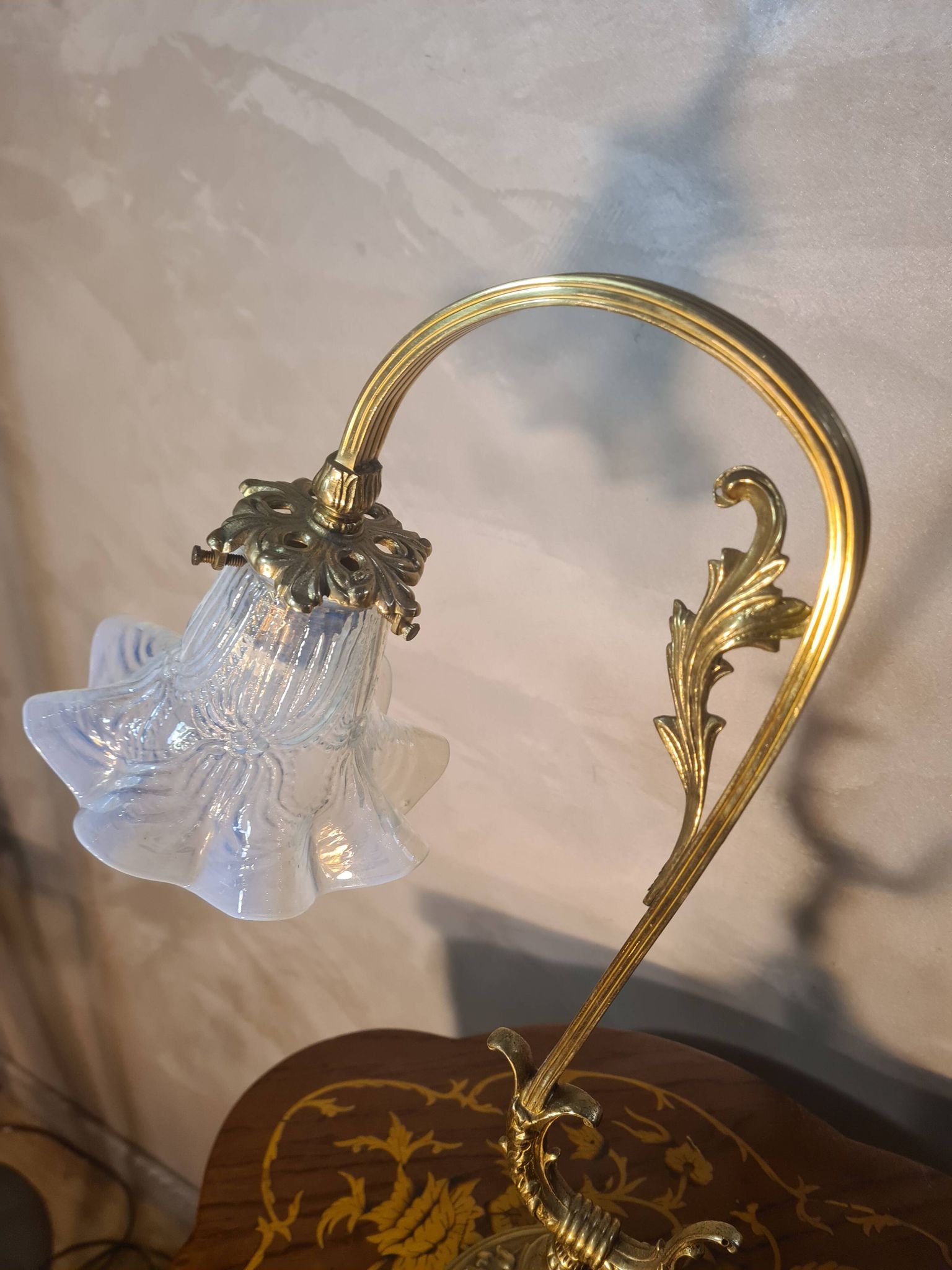 Lampe en bronze et laiton et tulipe en verre moulé bleu