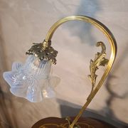 Lampe en bronze et laiton et tulipe en verre moulé bleu