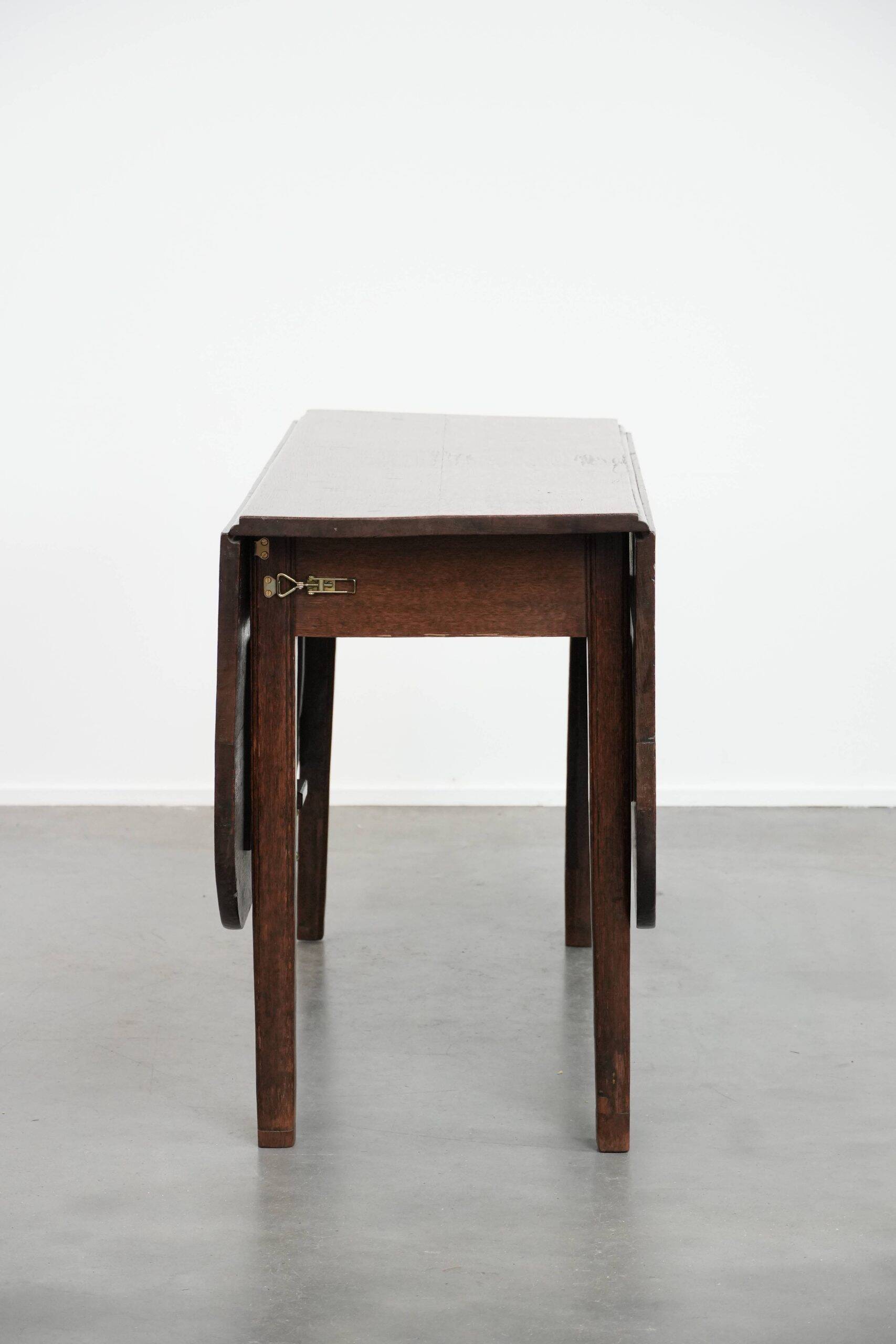 Charming antique English drop-leaf dining table made of oak from the late 19th century
