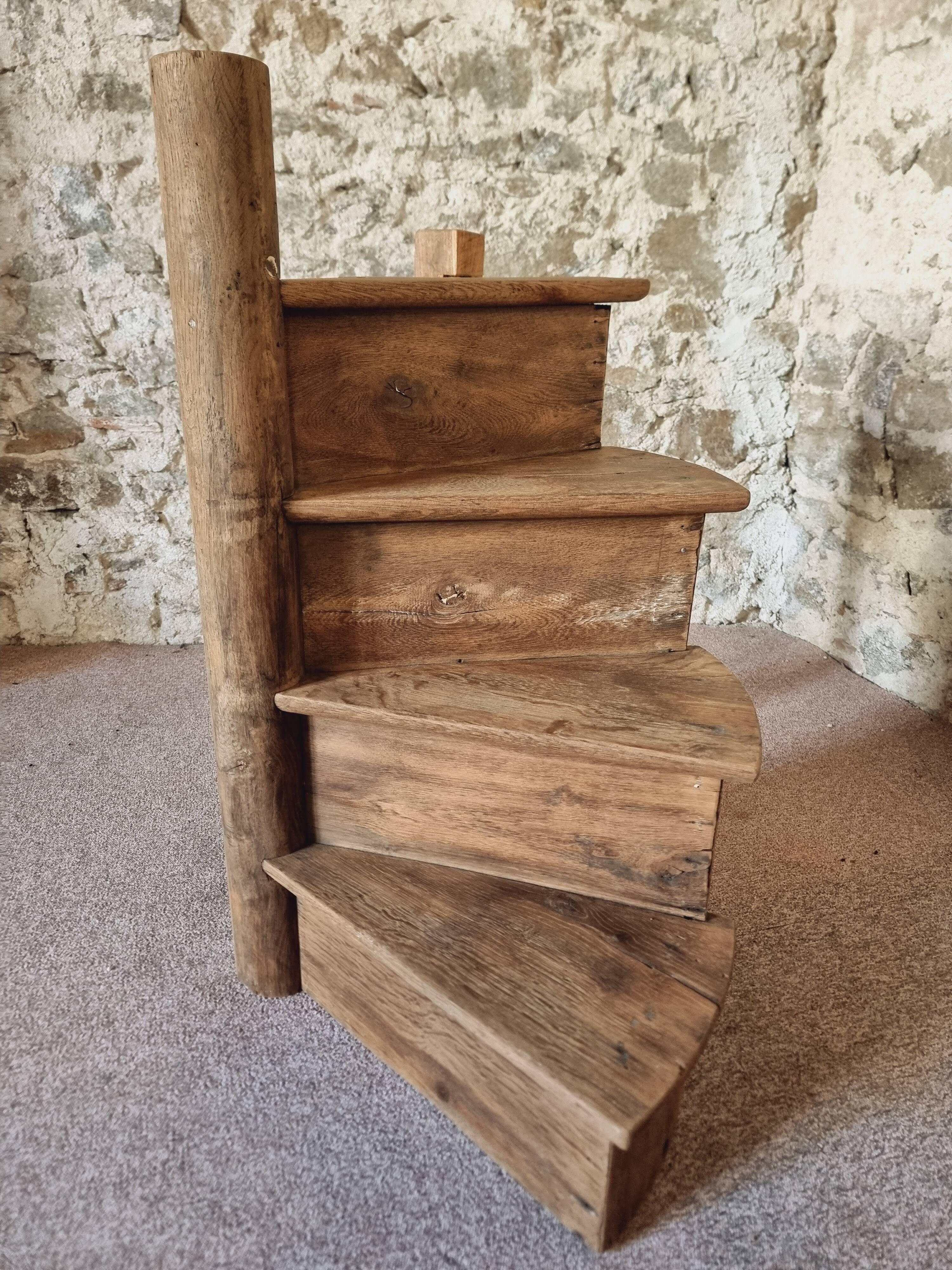 Segment of a spiral staircase in solid oak, early 19th century.