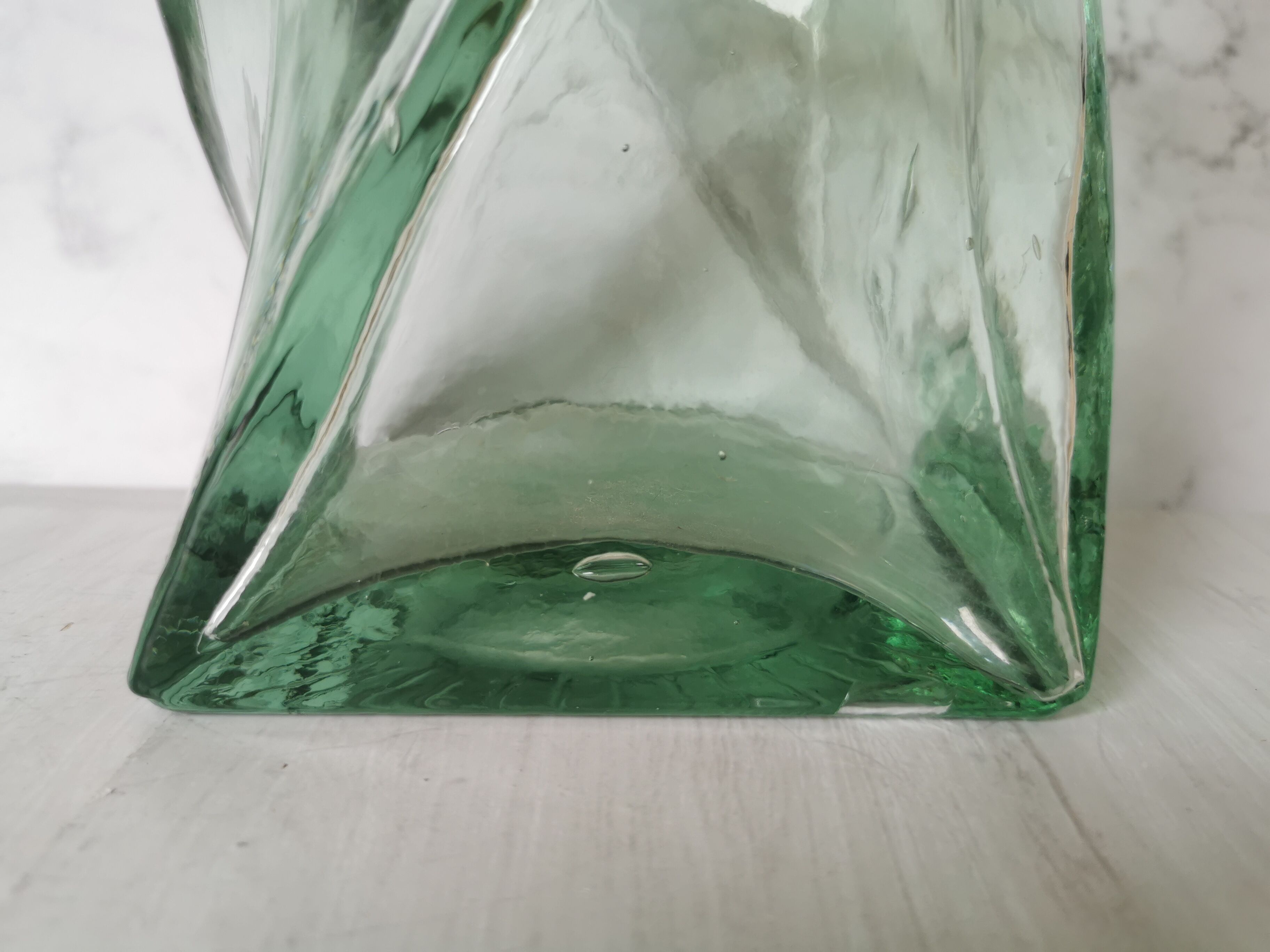 Vase design verre torsadé