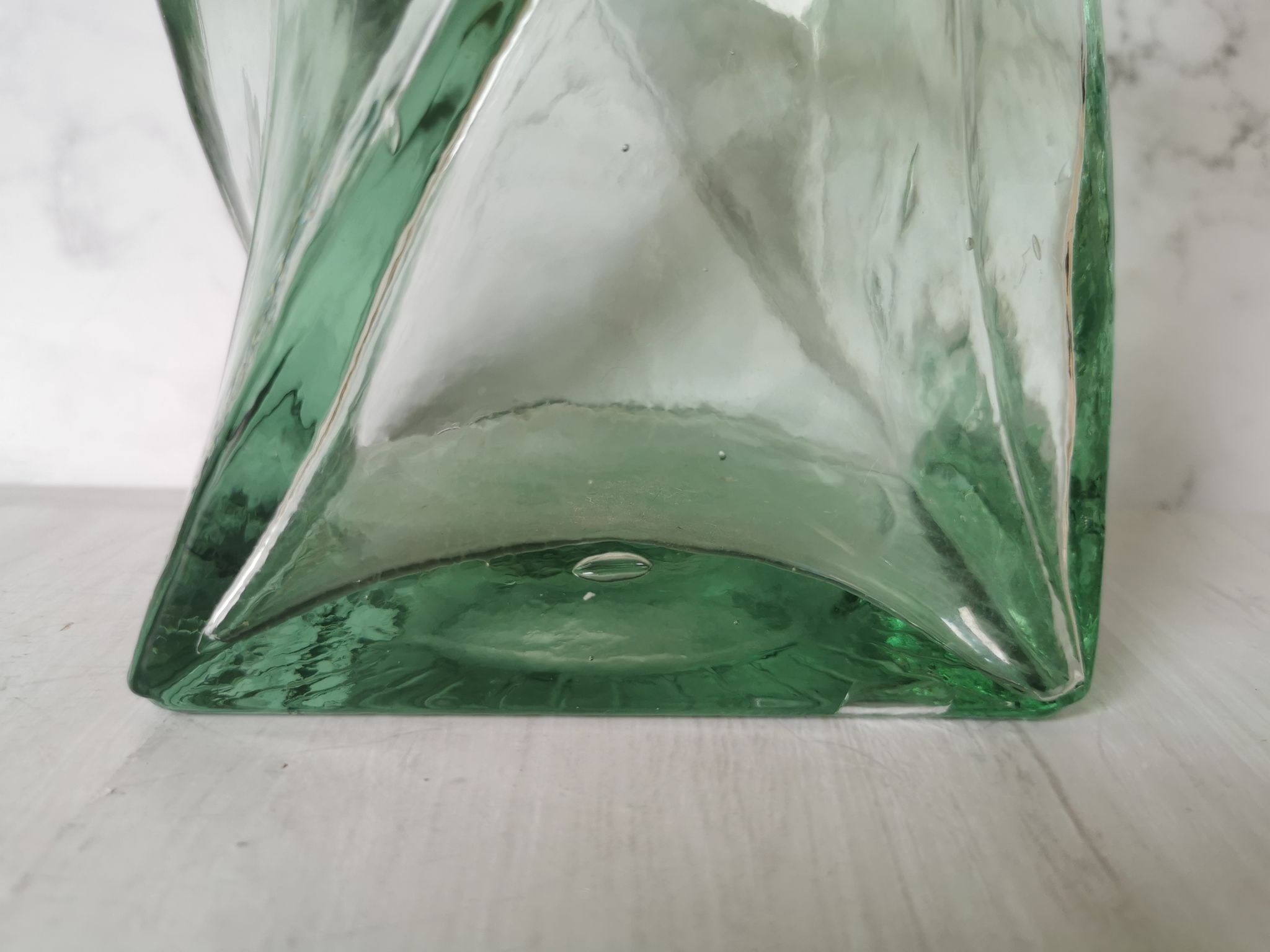 Vase design verre torsadé