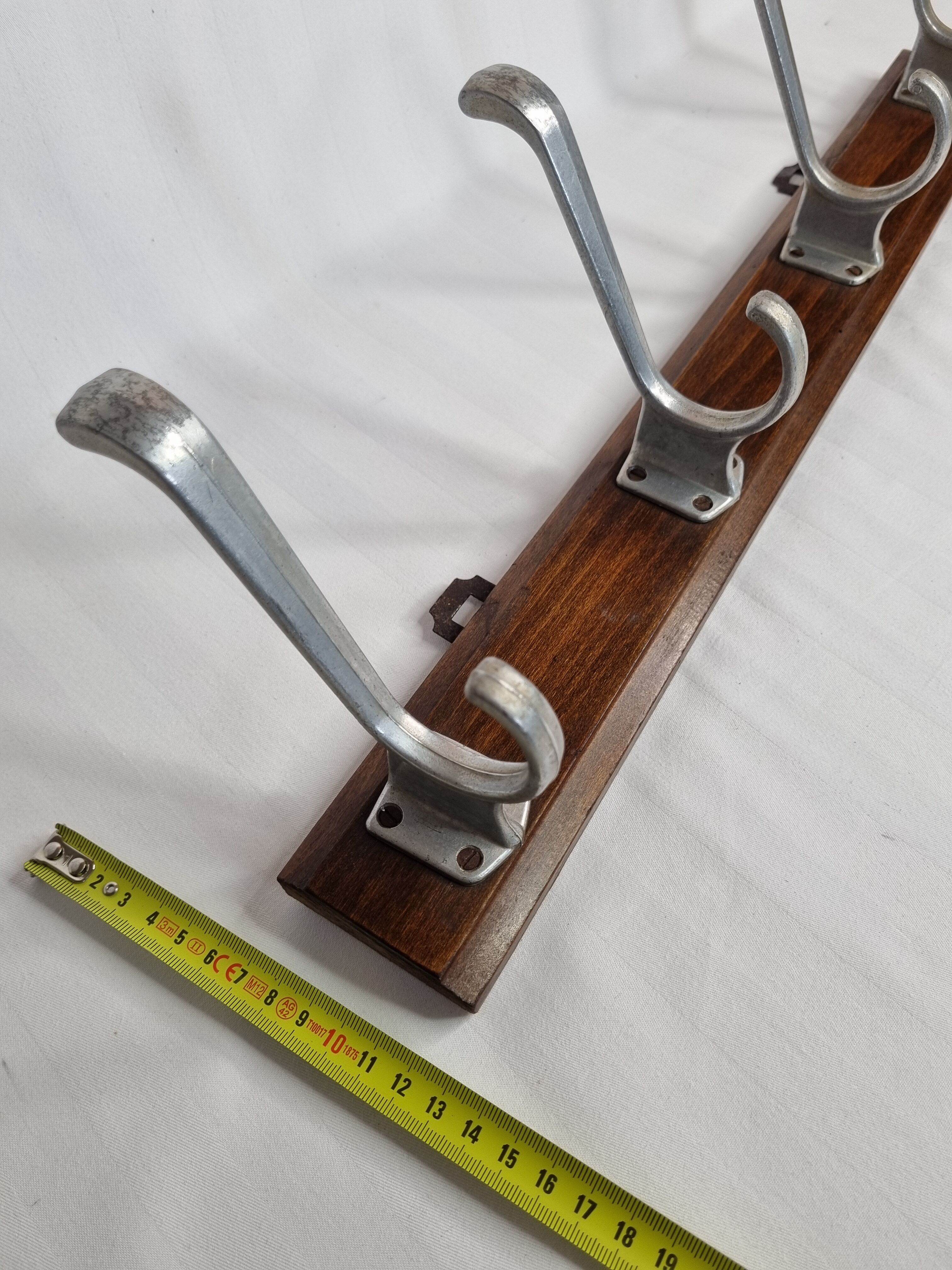 Wall rack "Art Deco" in cast aluminum and wood, 3 hooks, 54 cm