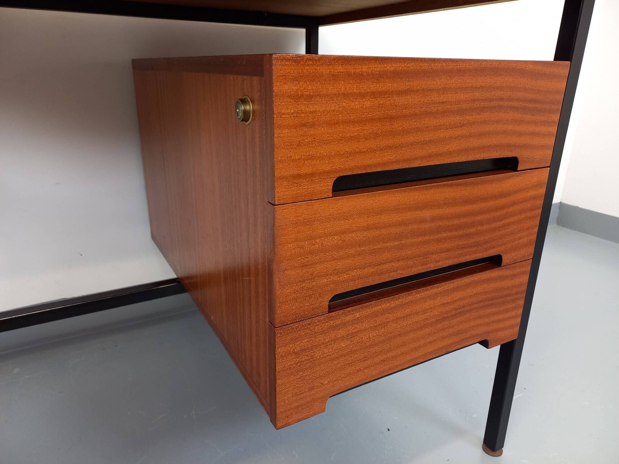 Vintage modernist double-sided desk in mahogany and black metal from the 1960s