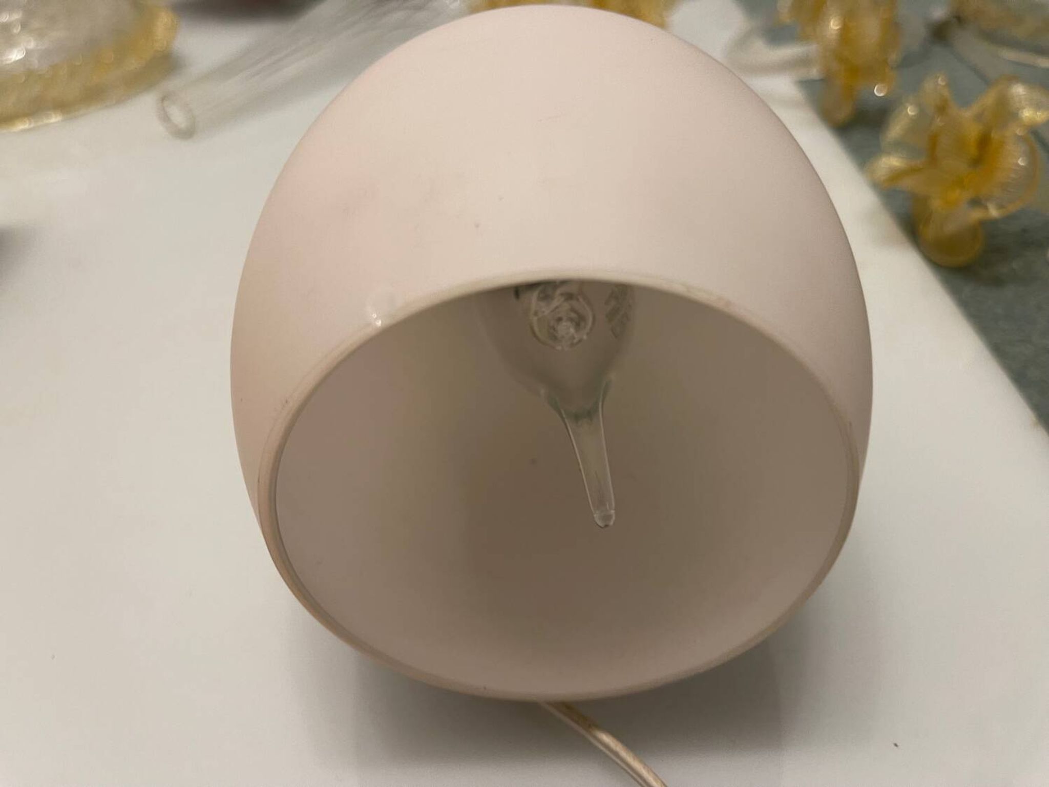 Lot de 2 appliques en verre opalin rose et laiton, années 1960