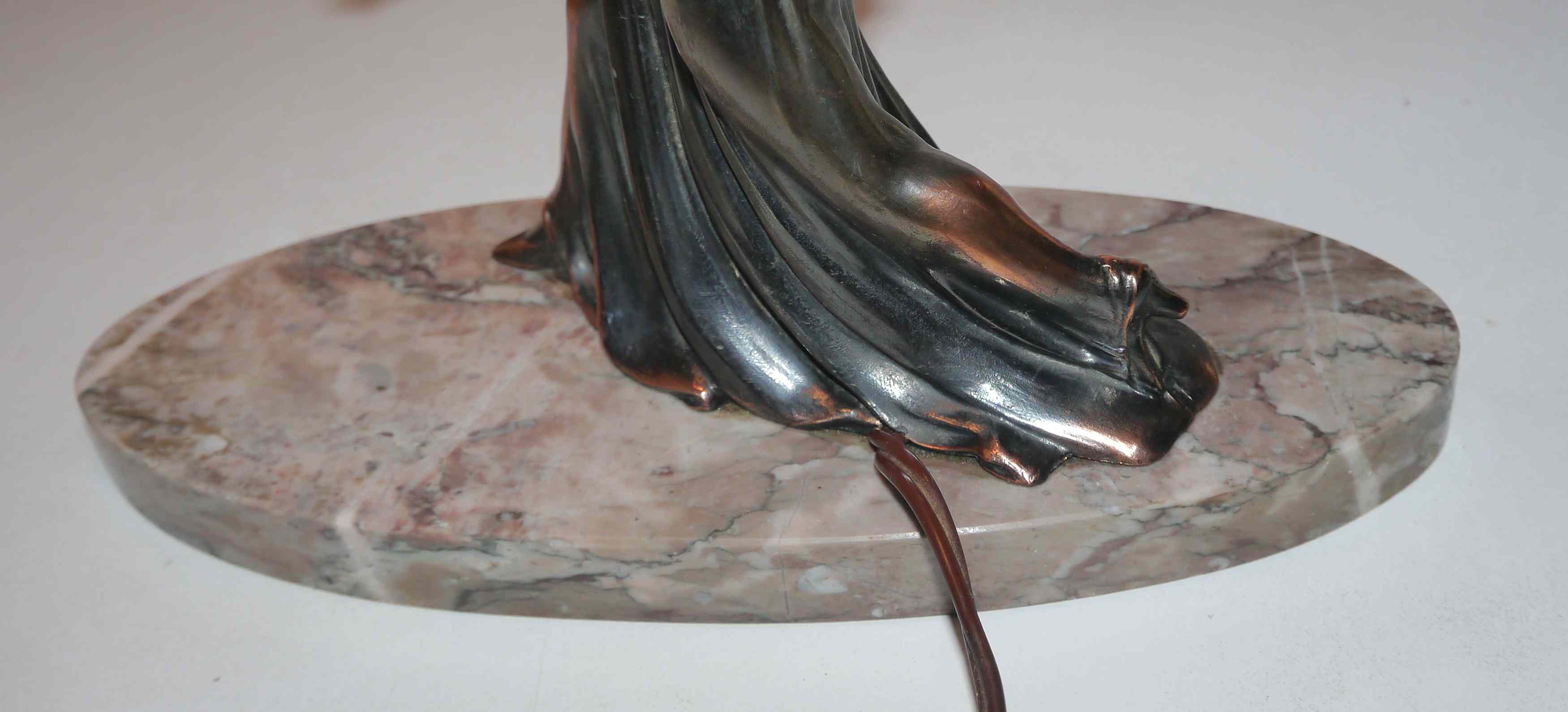 Art deco lamp in regul and marble "woman holding a globe"