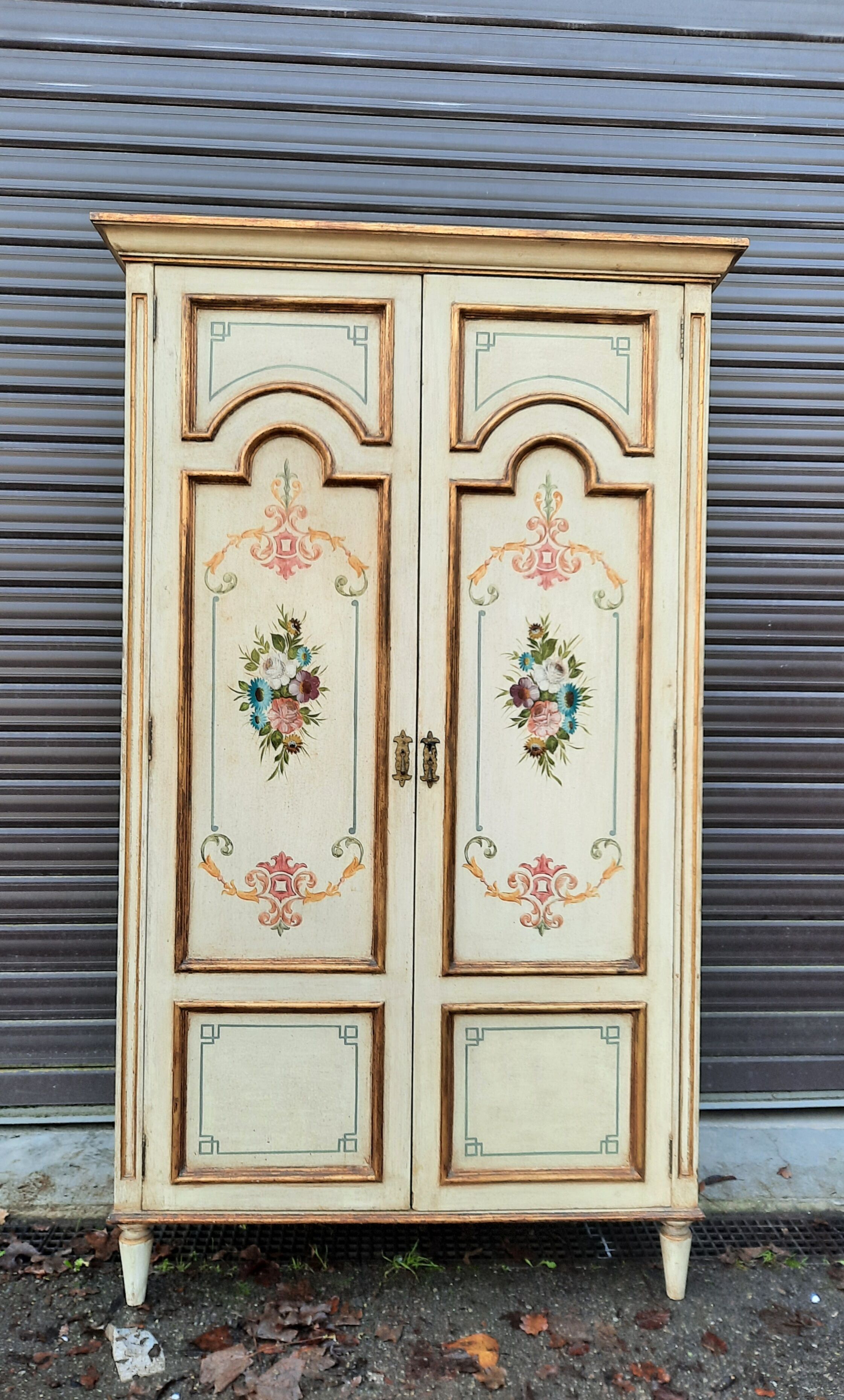 Armoire peinte à 2 portes