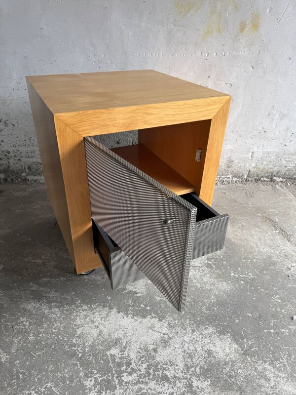 Meuble d'appoint en bois naturel avec façades en métal perforé gris foncé sur roulettes (bois massif et métal)