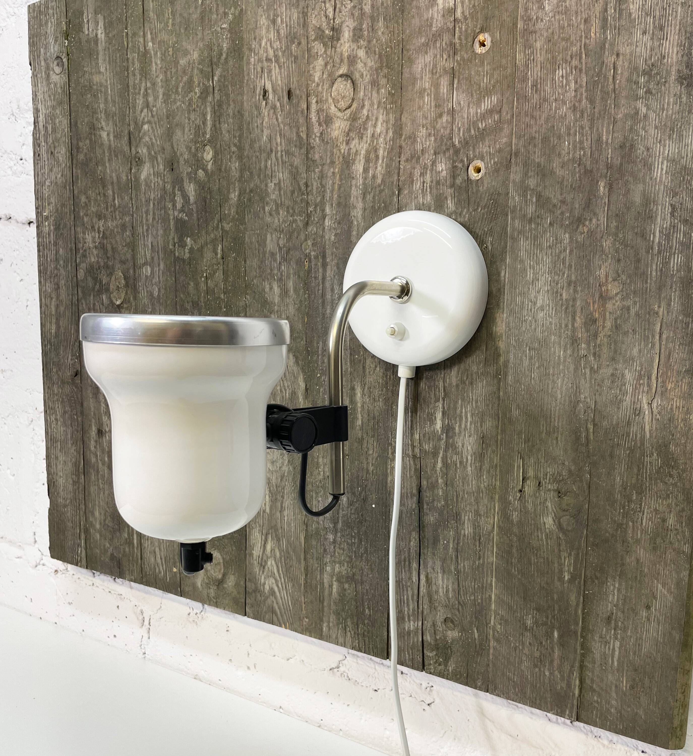 White adjustable wall lamp aka electric.