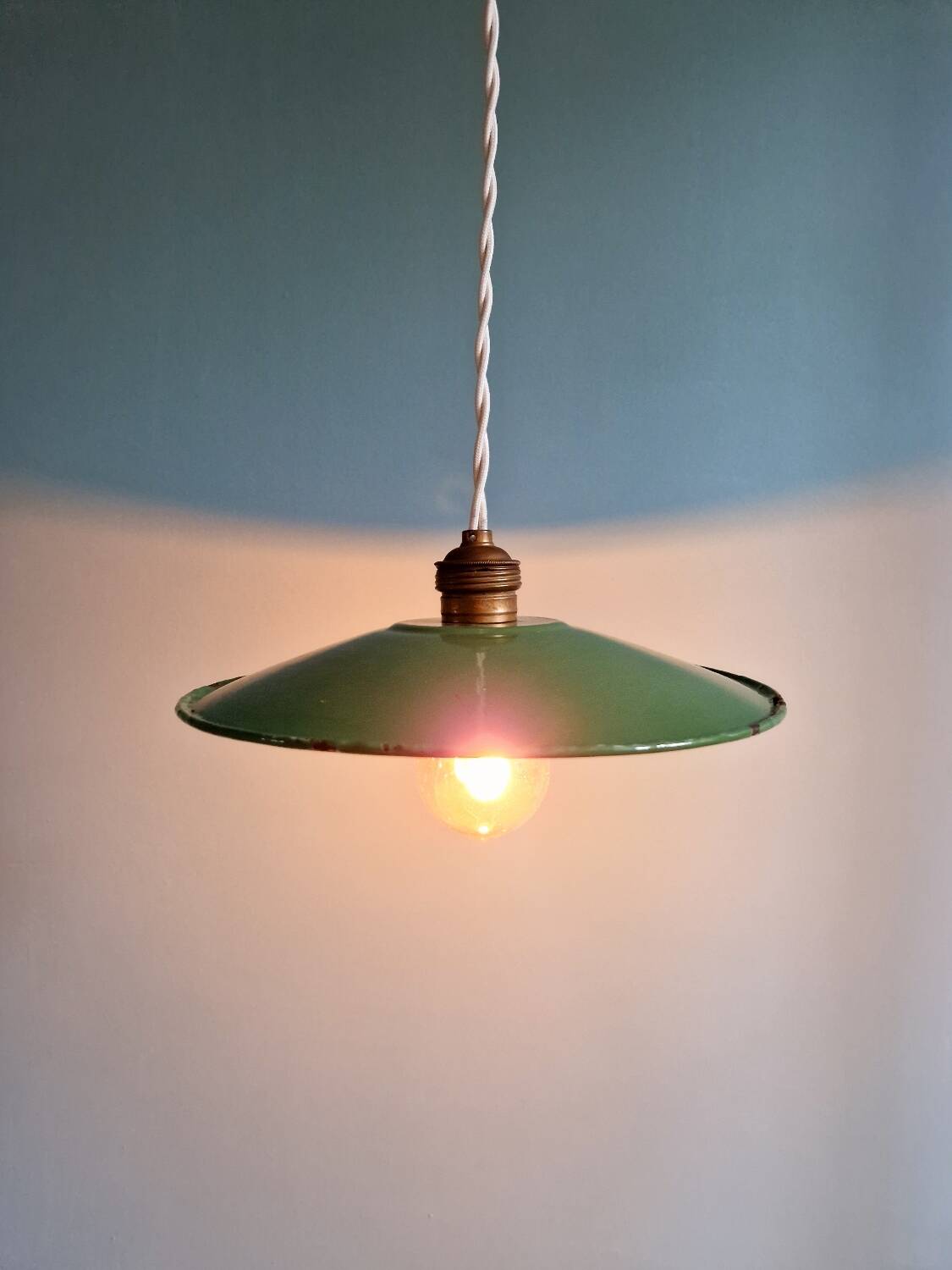 Industrial pendant light in green enamelled sheet metal, 1930s-40s
