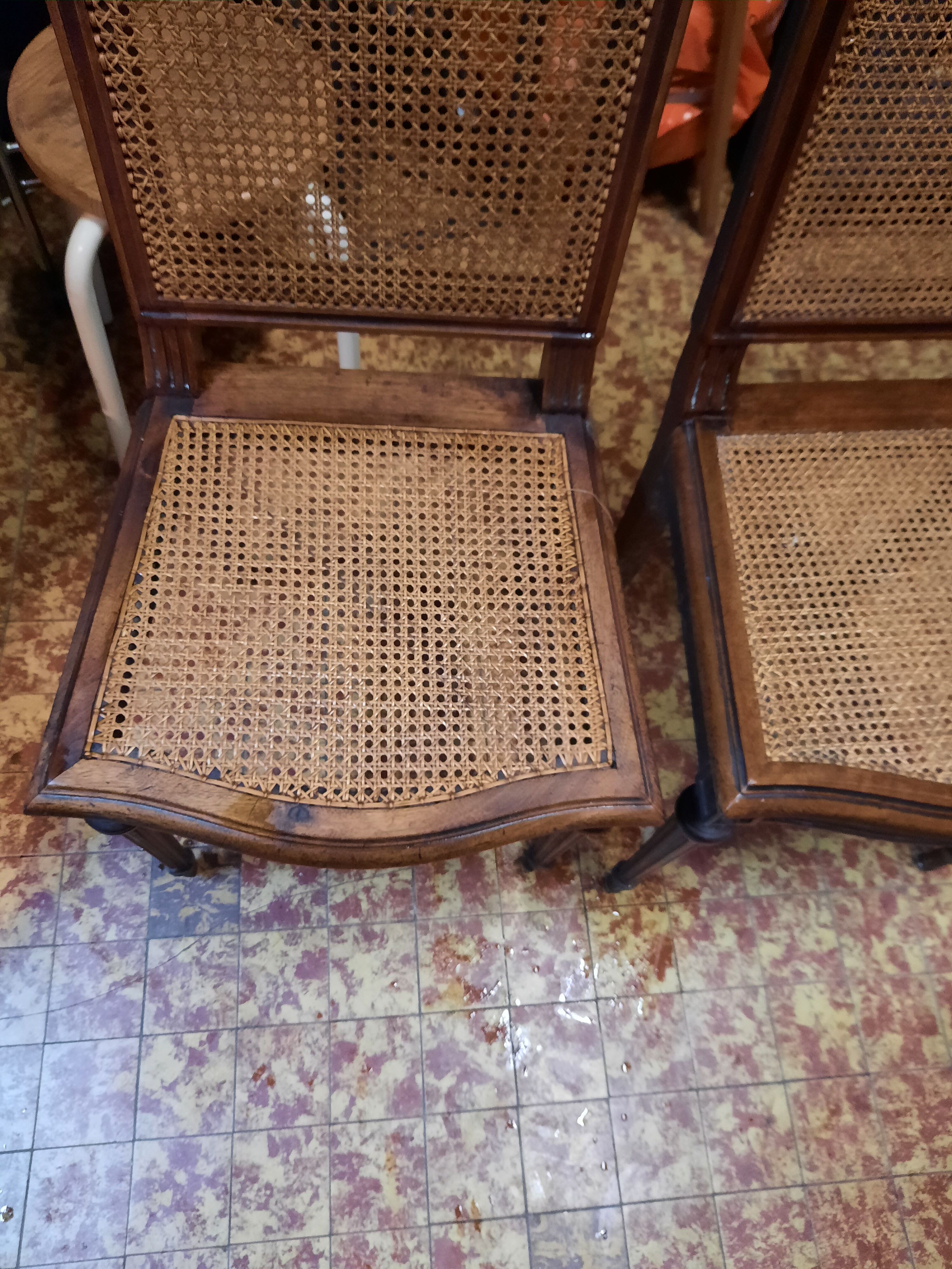 Paire de chaises de style Louis XVI