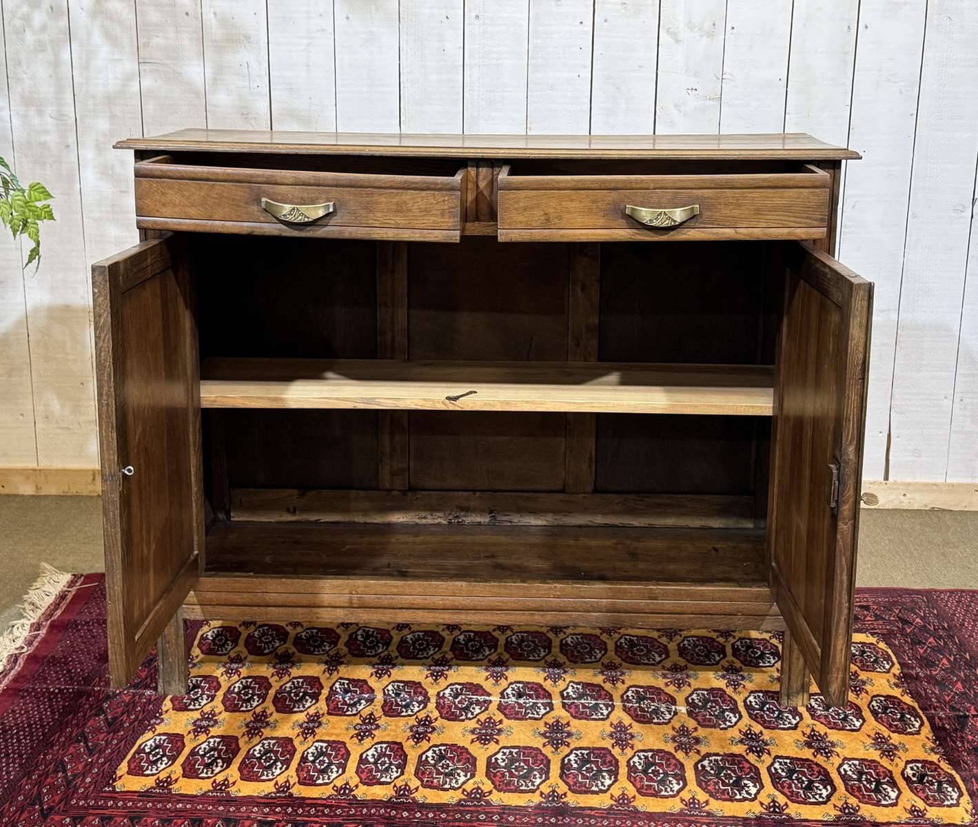 Rustic Art Deco buffet from the 1930s in chestnut wood.