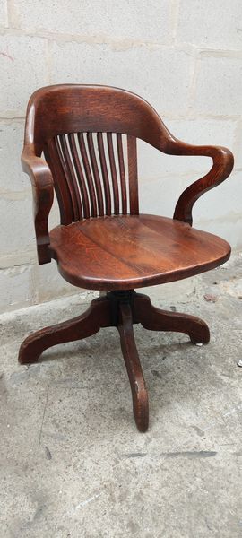 Old American office chair rounded around 1940 in oak
