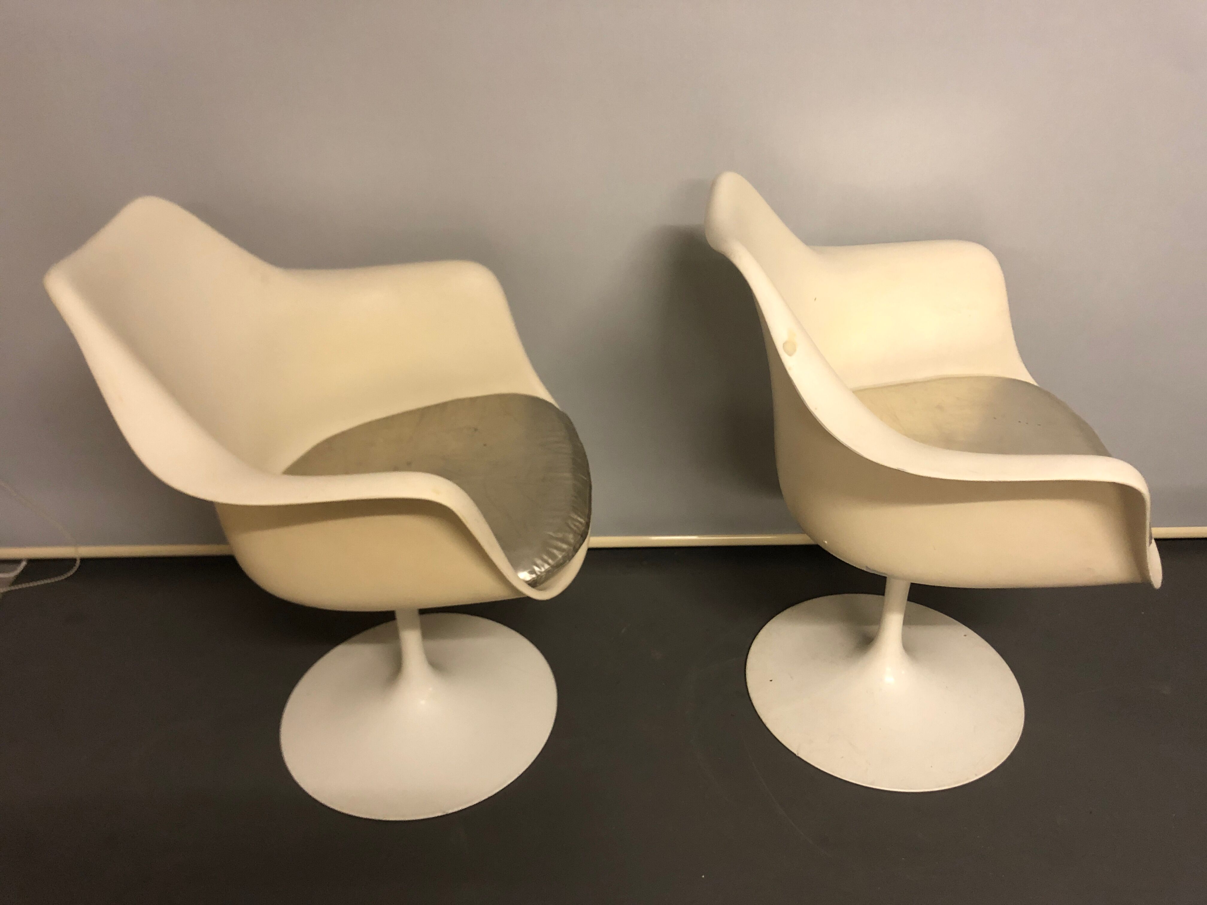 Pair of Tulip swivel chairs by Eero Saarinen for Knoll International, 1960s.