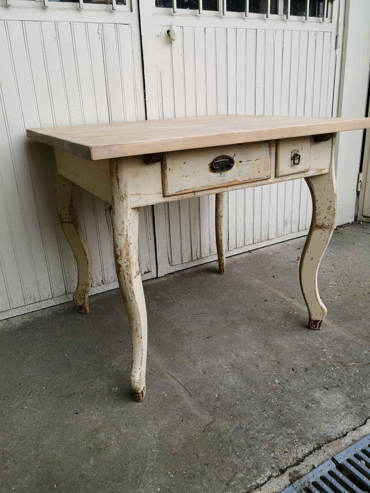 Table de cuisine vintage en bois, pieds courbés