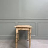 Table aux pieds tournés